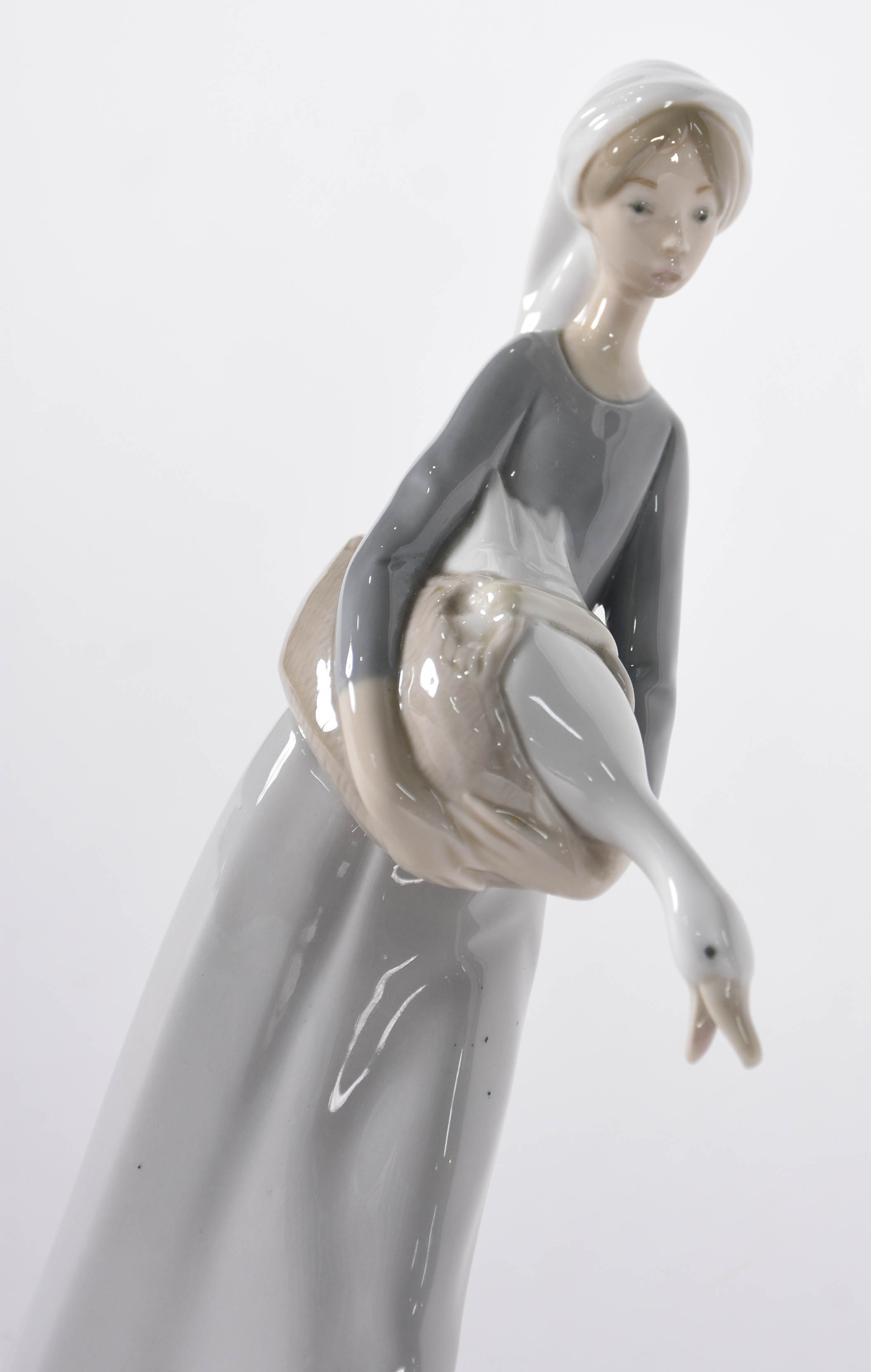 Estatueta de porcelana Lladro, representando menina com cão e pato. - foto 2 de 4