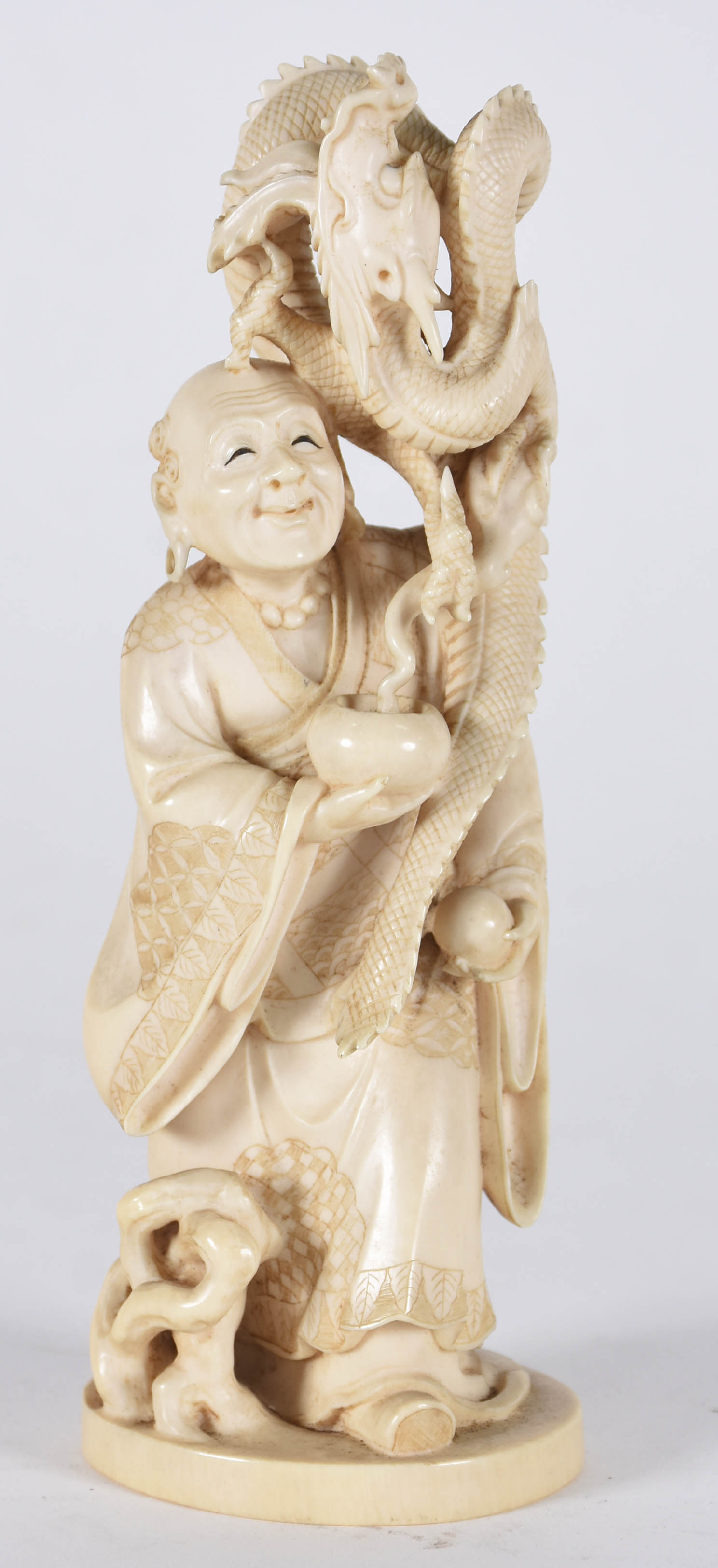 Estatueta de marfim representando homem com dragão. Século XIX, Base... - foto 1 de 3