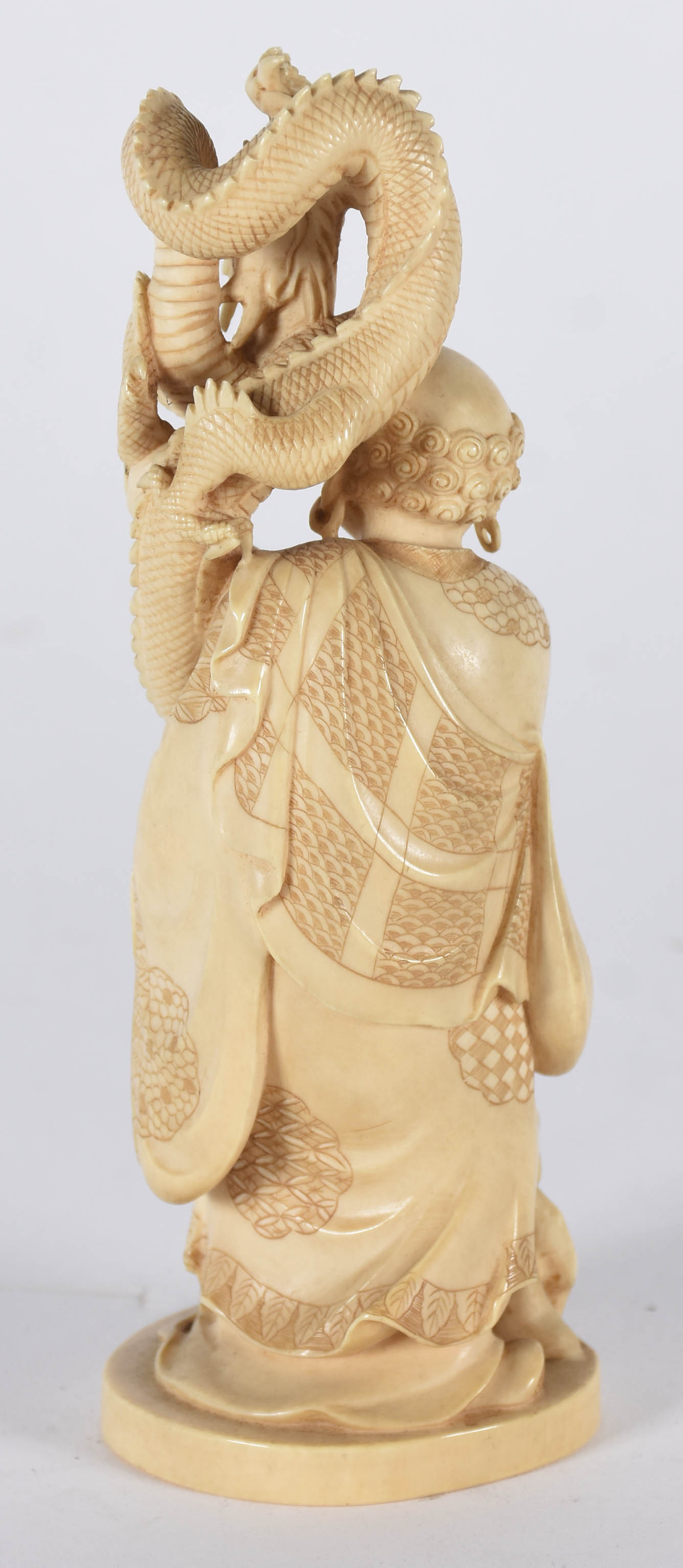 Estatueta de marfim representando homem com dragão. Século XIX, Base... - foto 2 de 3