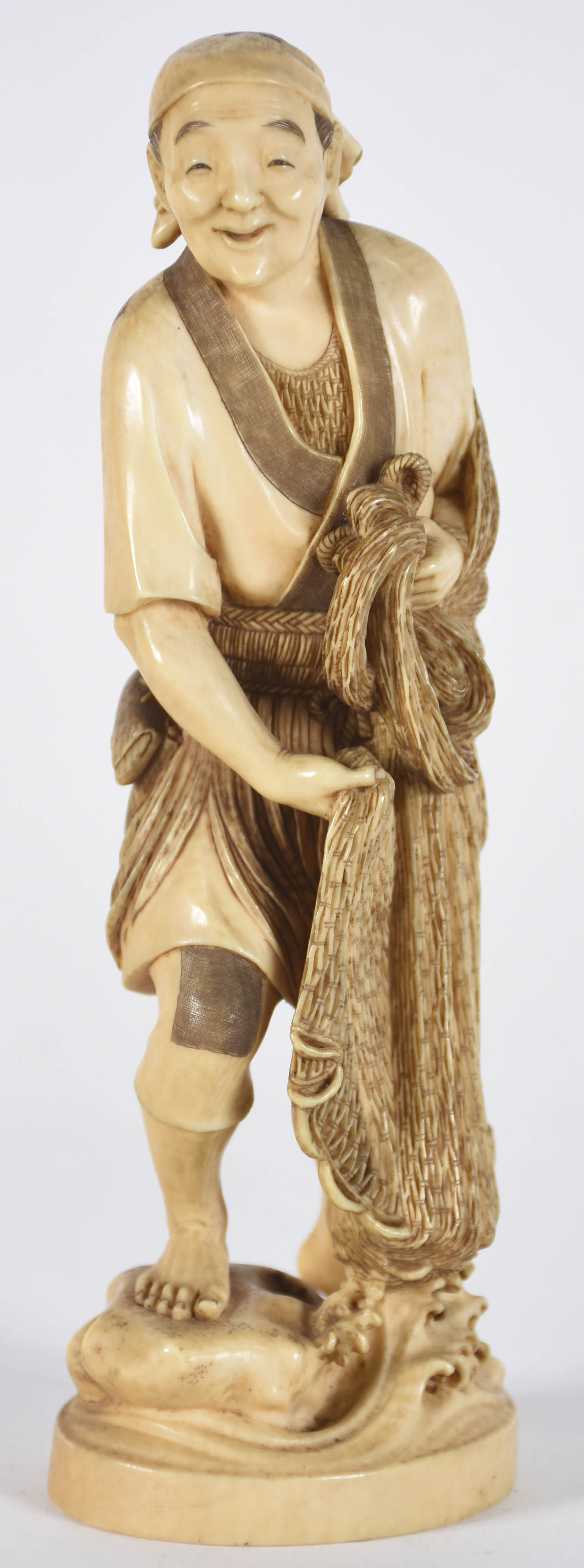 Estatueta de marfim representando pescador com rede. Século XIX, selo... - foto 1 de 4