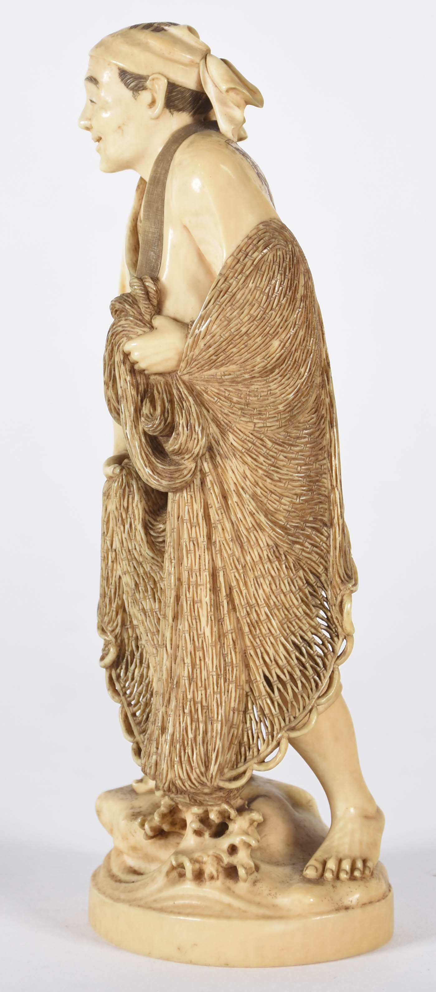 Estatueta de marfim representando pescador com rede. Século XIX, selo... - foto 2 de 4