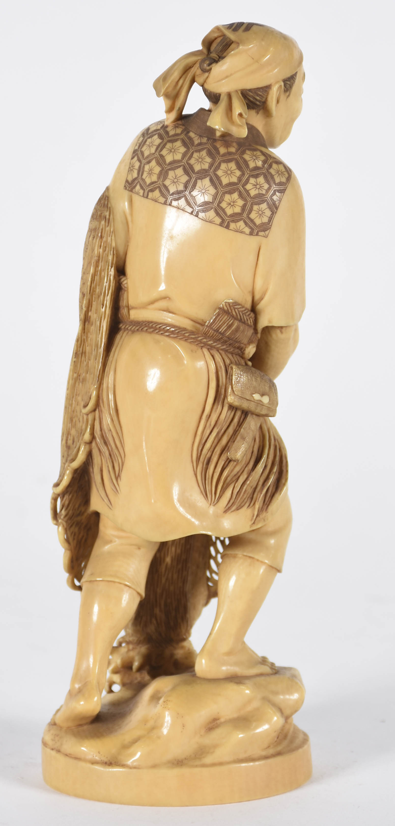 Estatueta de marfim representando pescador com rede. Século XIX, selo... - foto 3 de 4