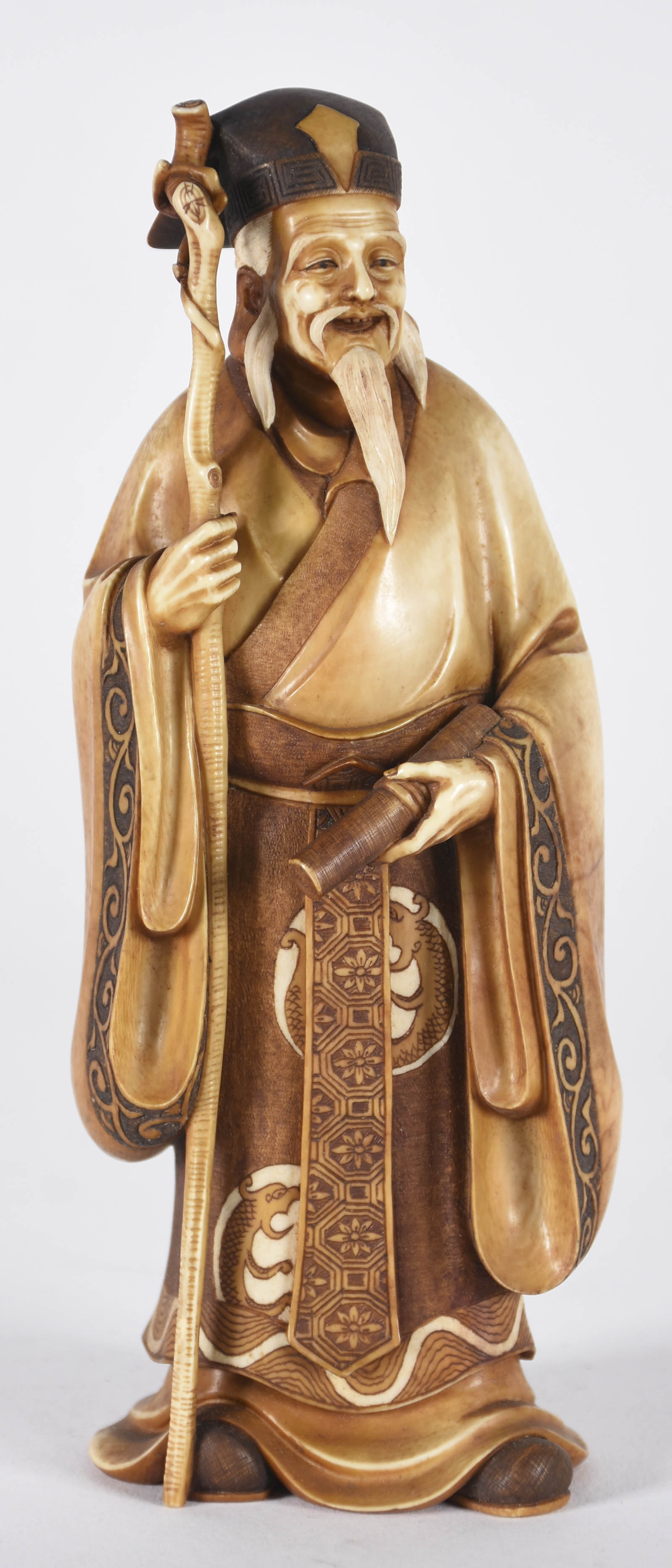 Estatueta de marfim representando ancião com cajado, base com selo... - foto 1 de 4