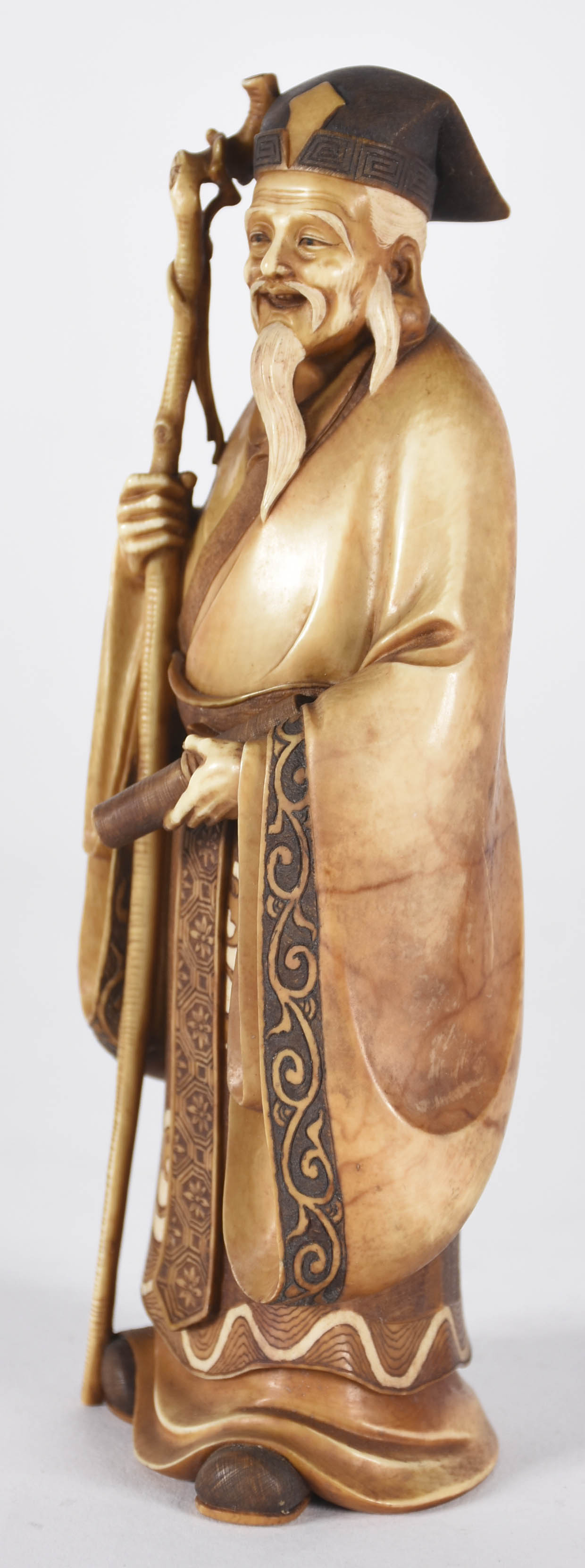 Estatueta de marfim representando ancião com cajado, base com selo... - foto 2 de 4