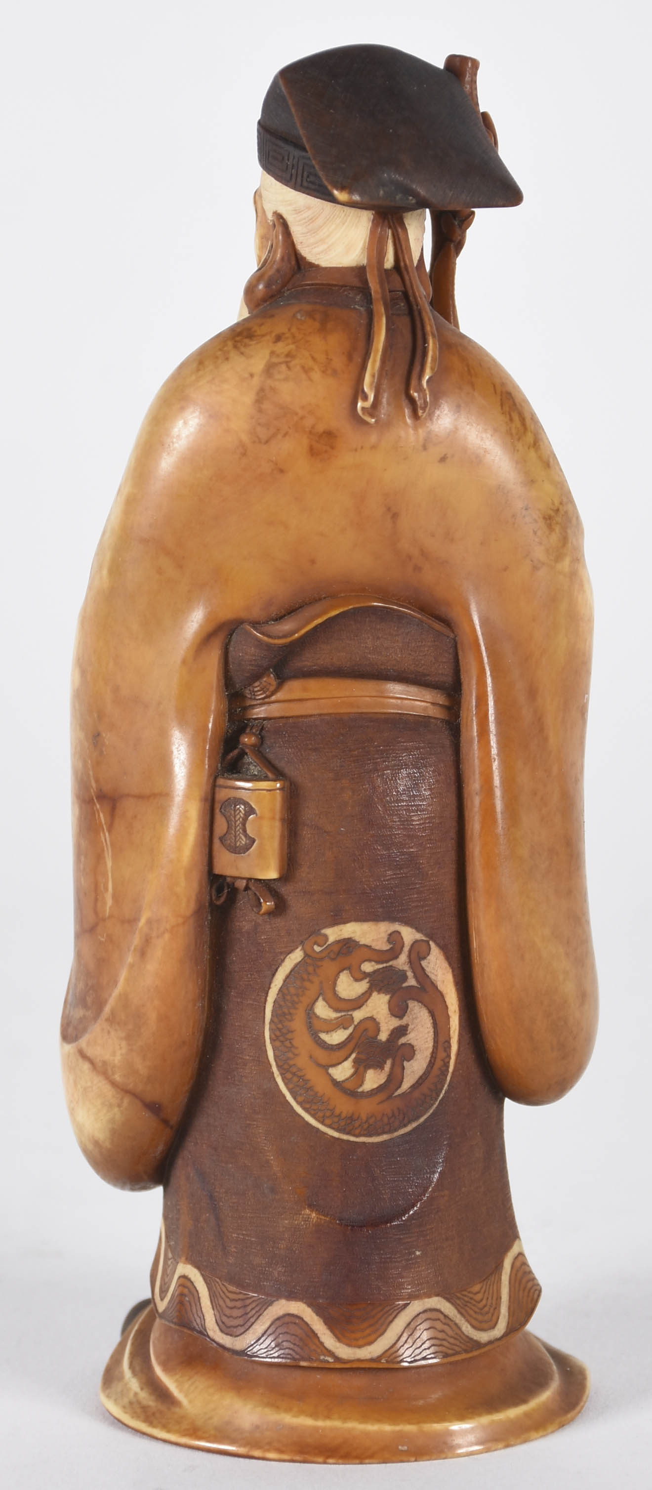 Estatueta de marfim representando ancião com cajado, base com selo... - foto 3 de 4