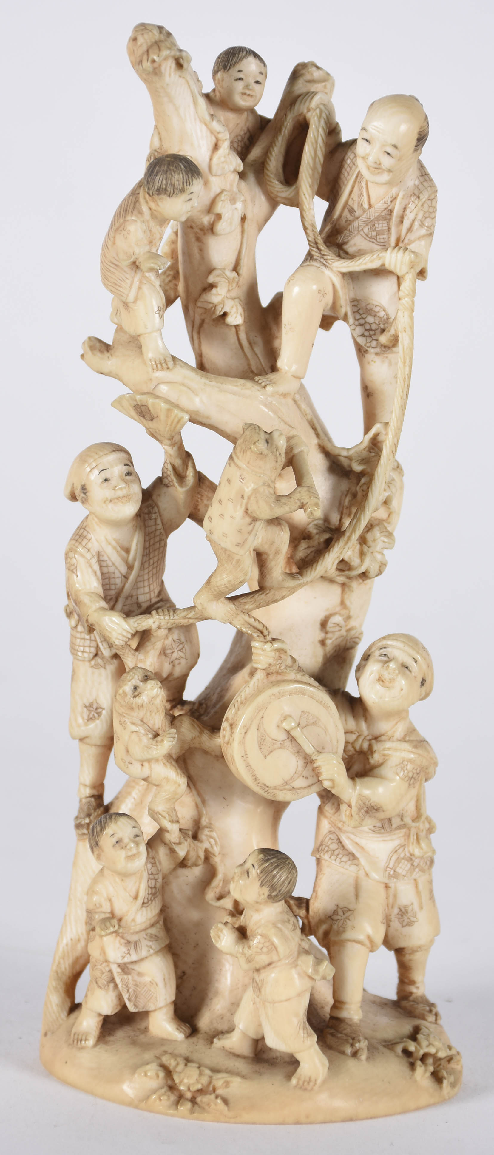Estatueta de marfim representando crianças na árvore brincando, base... - foto 1 de 4