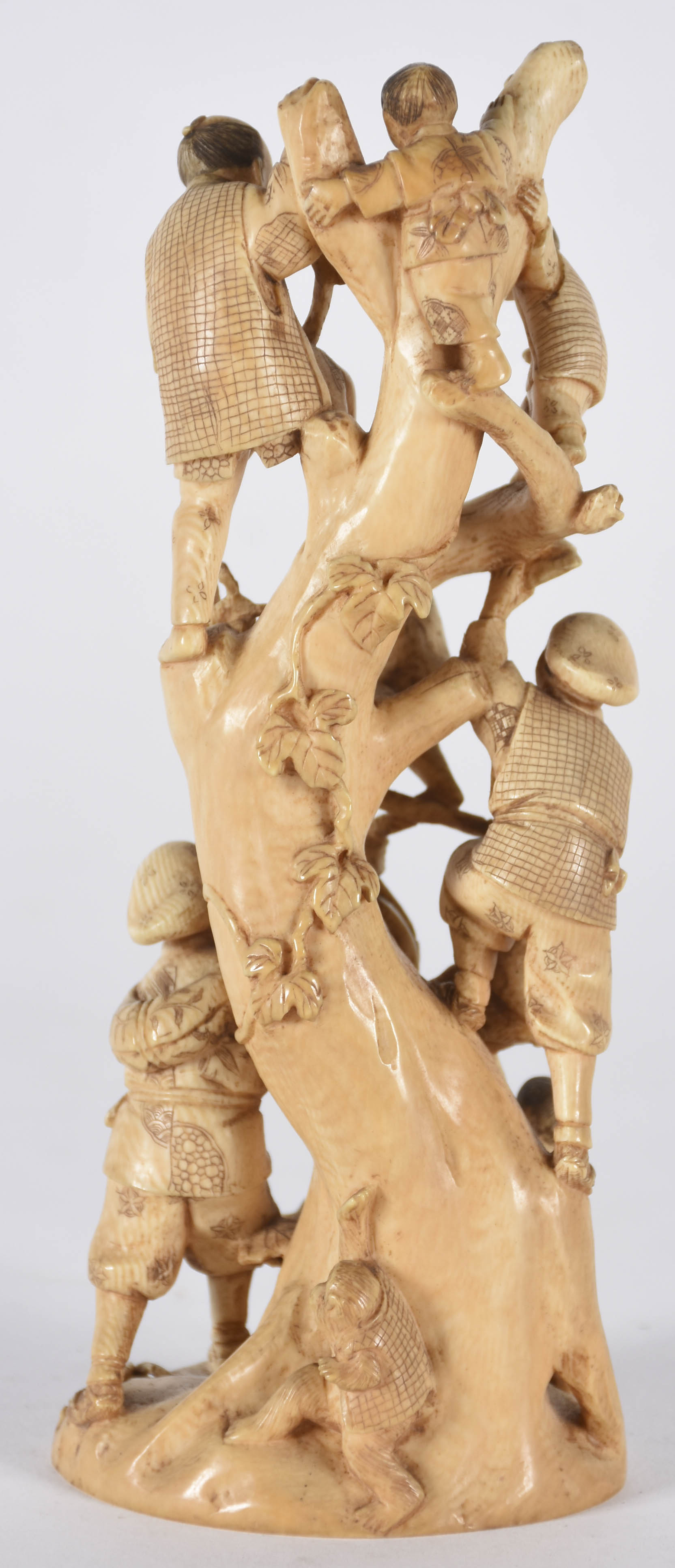 Estatueta de marfim representando crianças na árvore brincando, base... - foto 3 de 4