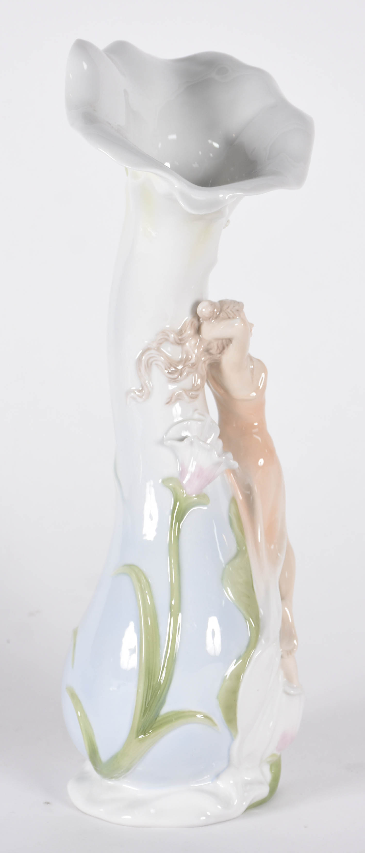 Vaso de porcelana policromada com figura feminina, estilo Art Nouveau. - foto 2 de 4
