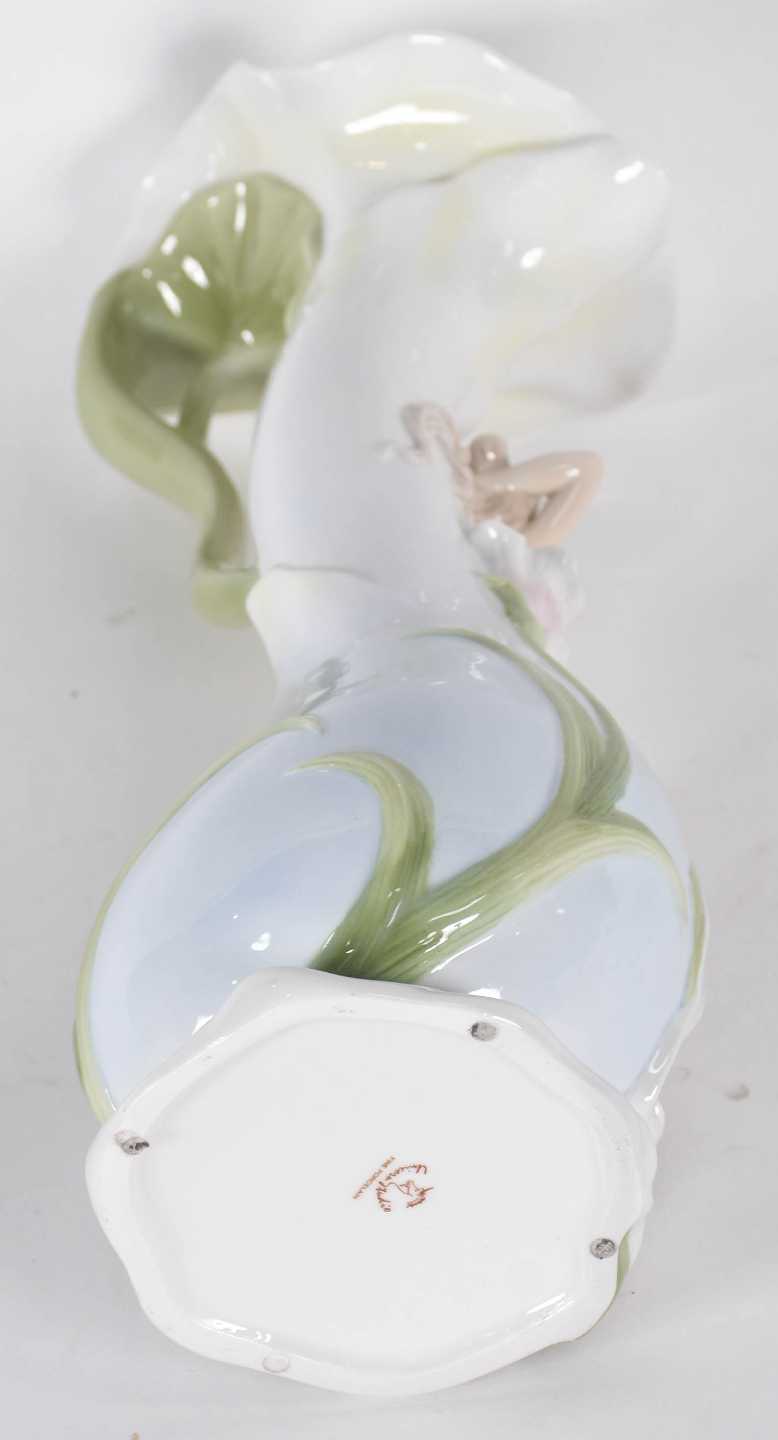 Vaso de porcelana policromada com figura feminina, estilo Art Nouveau. - foto 3 de 4