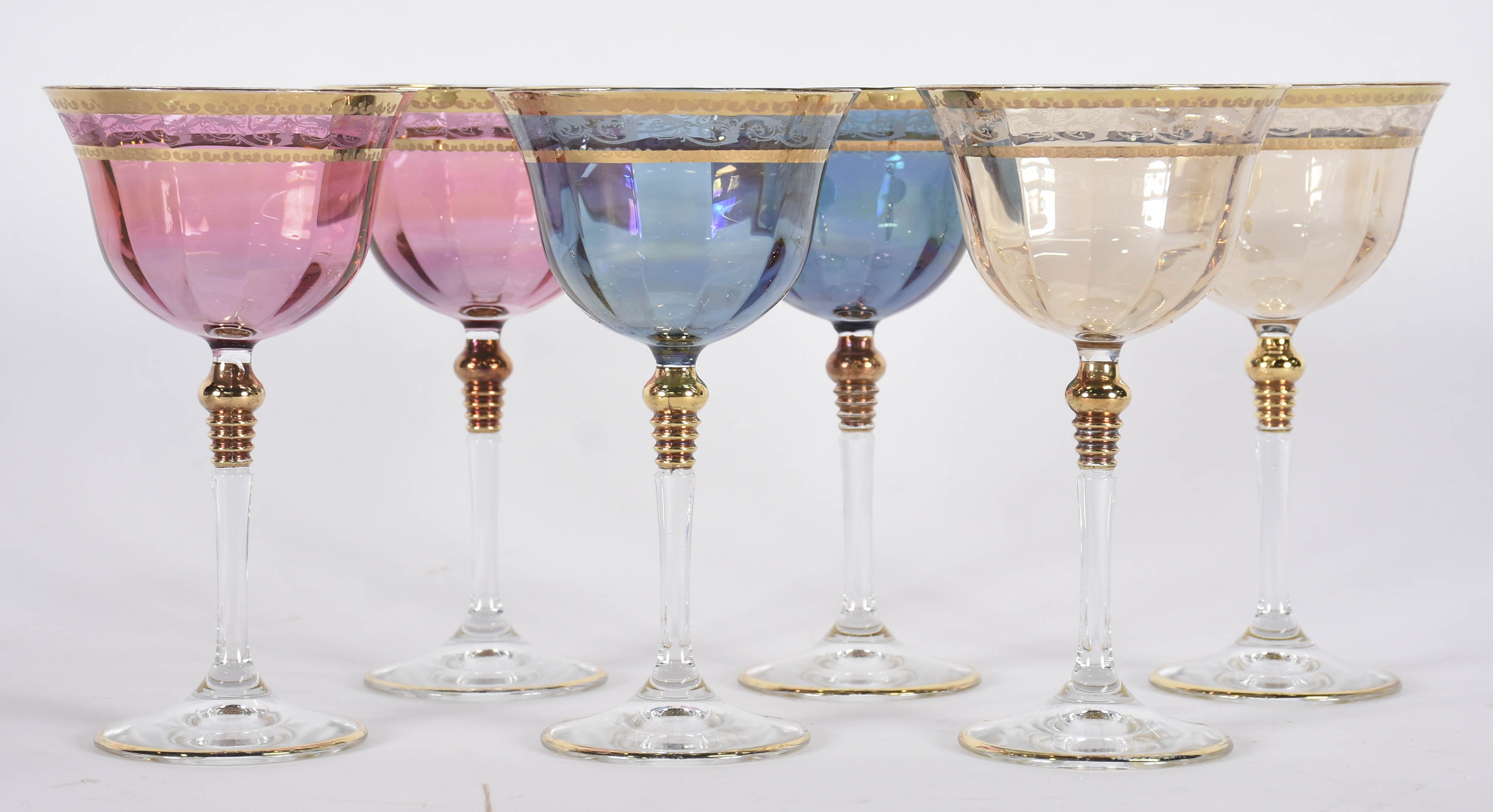 Seis taças de cristal colorido para vinho com detalhes dourados. - foto 1 de 3