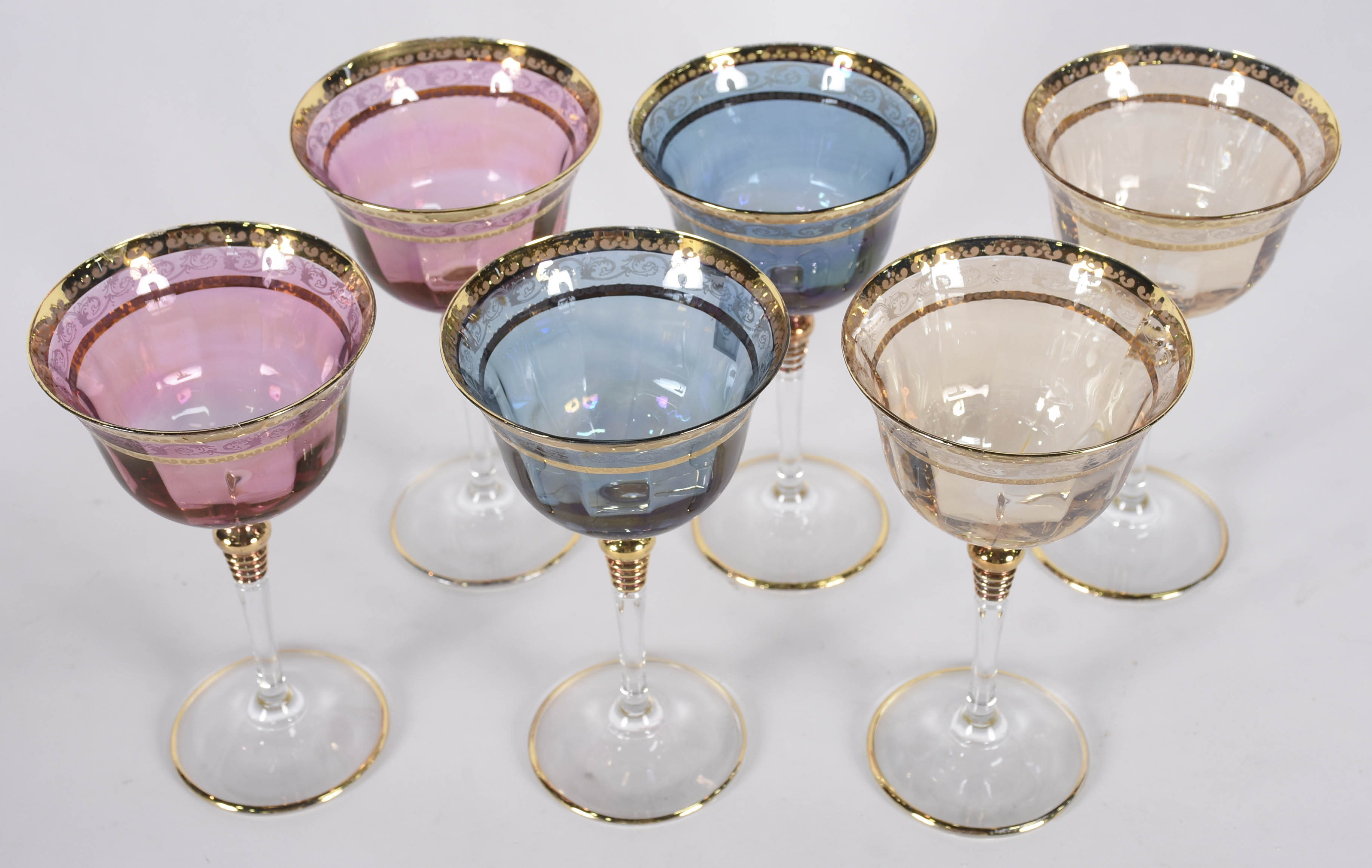 Seis taças de cristal colorido para vinho com detalhes dourados. - foto 2 de 3