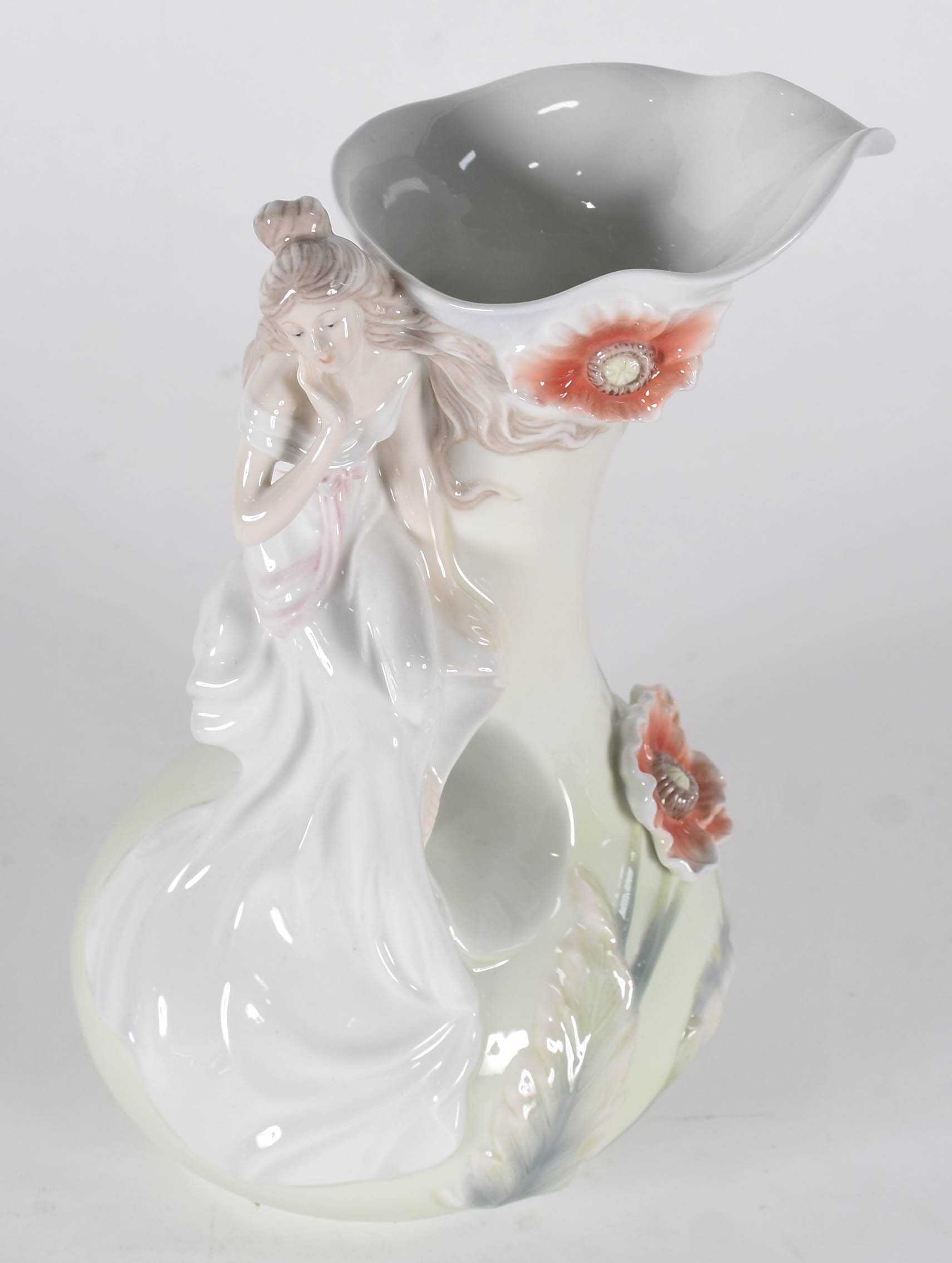 Jarra de porcelana policromada com figura feminina e flores em relevo. - foto 2 de 5