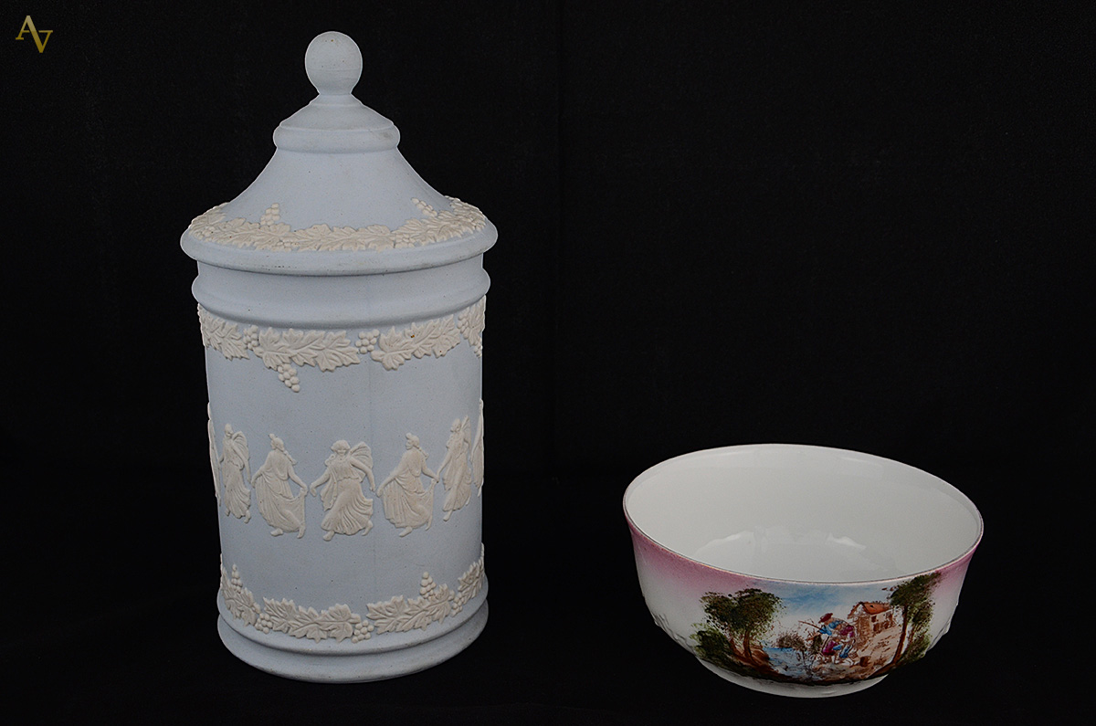 Duas peças diversas de porcelana, sendo: potiche na cor azul (27 cm...