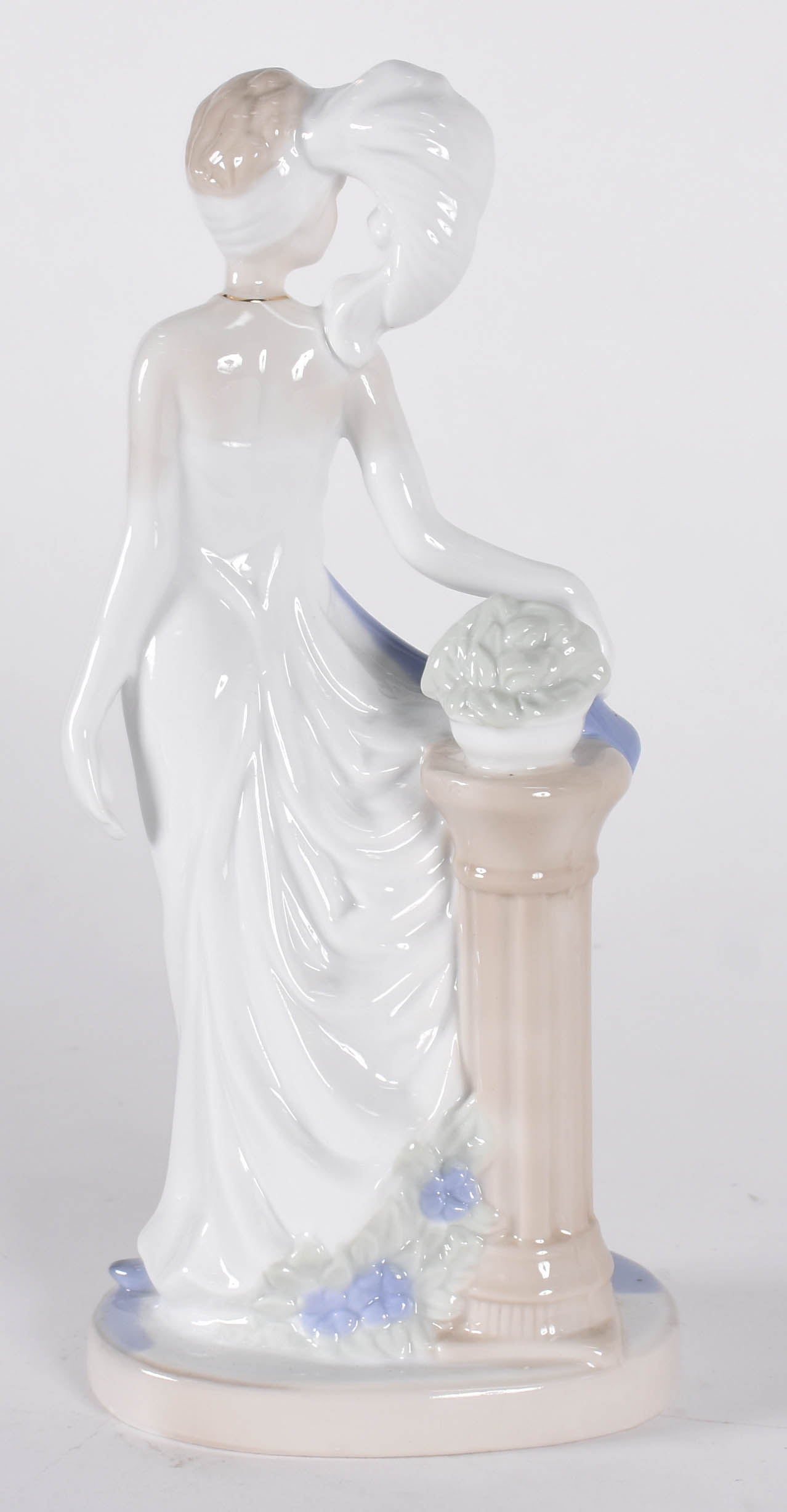 Escultura de porcelana representando figura feminina com coluna. Selo... - foto 2 de 4
