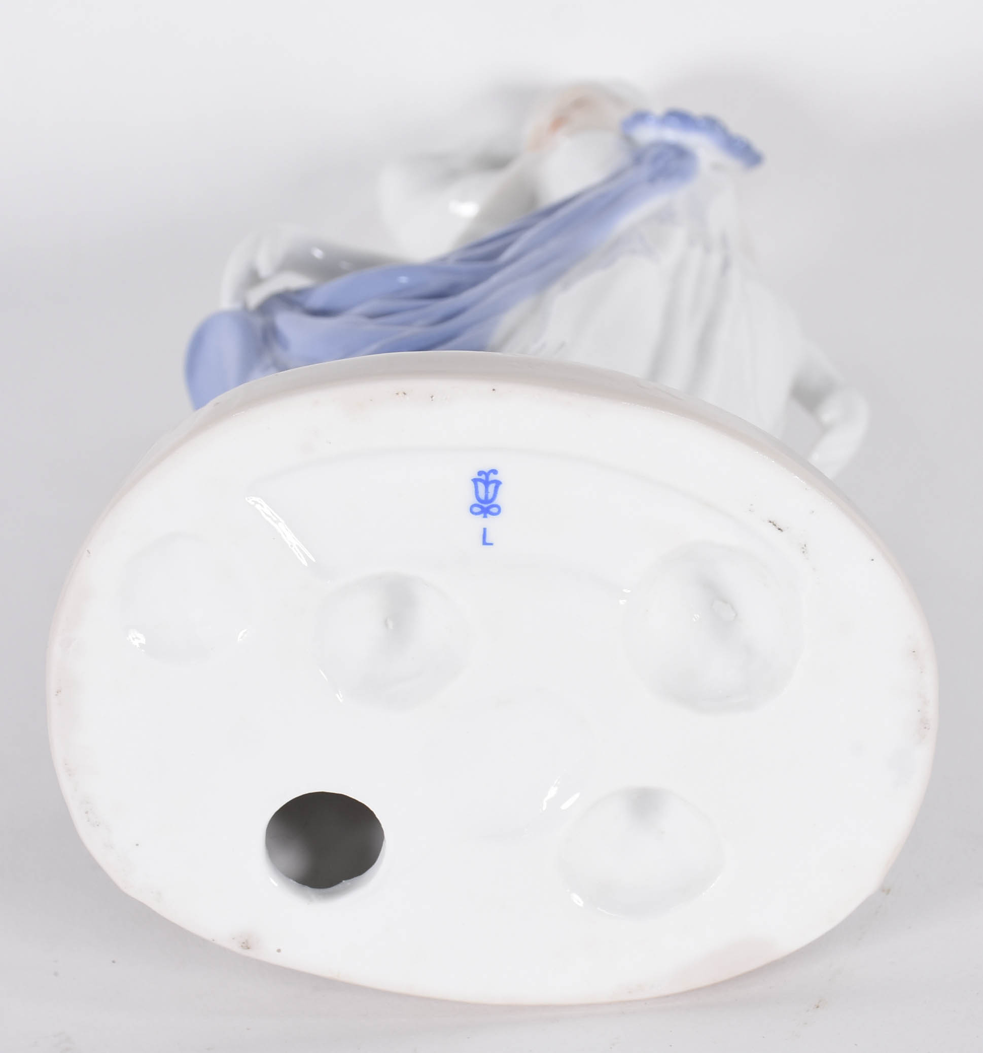 Escultura de porcelana representando figura feminina com coluna. Selo... - foto 4 de 4