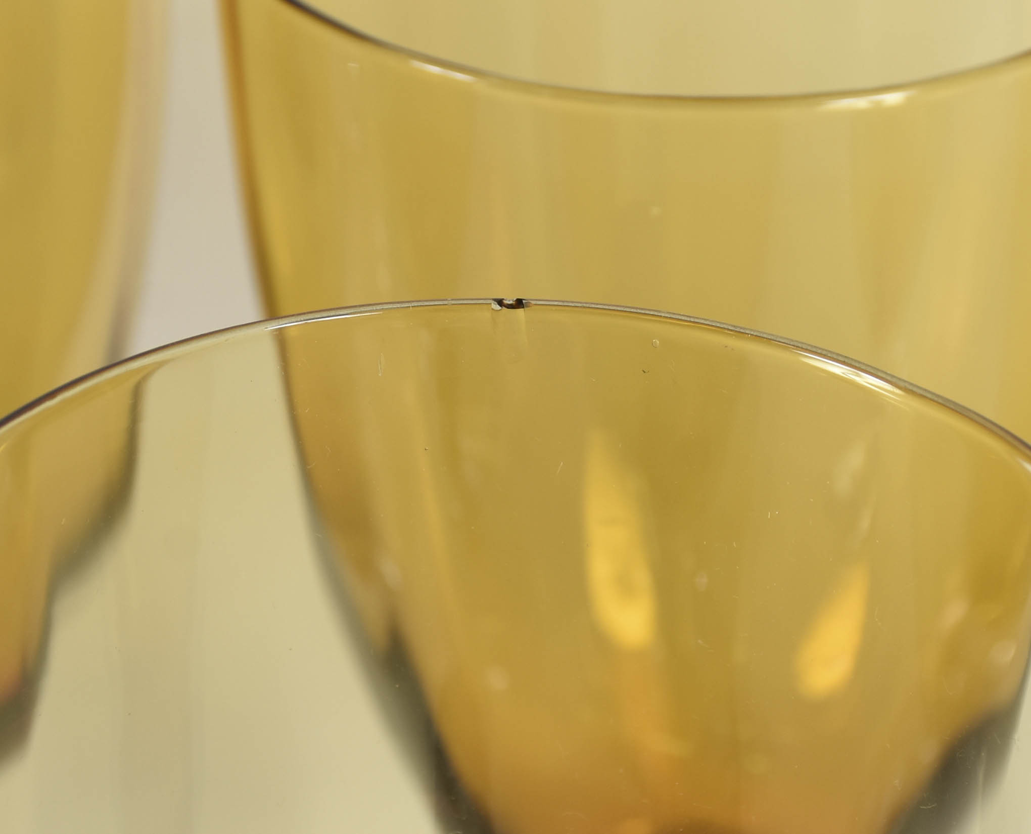 Onze taças de vidro na cor âmbar sendo 5 para água e 6 para vinho. - foto 2 de 4