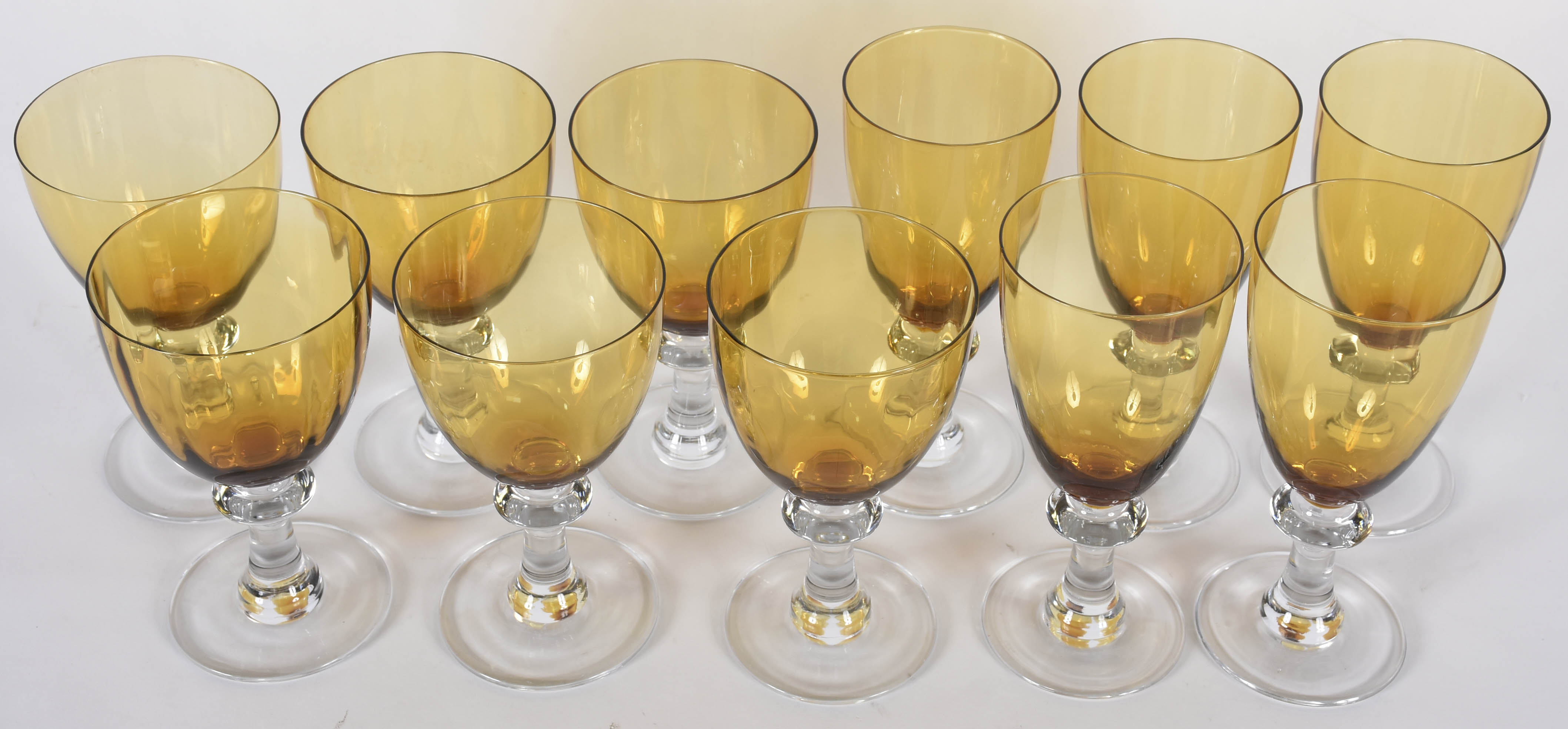 Onze taças de vidro na cor âmbar sendo 5 para água e 6 para vinho. - foto 3 de 4