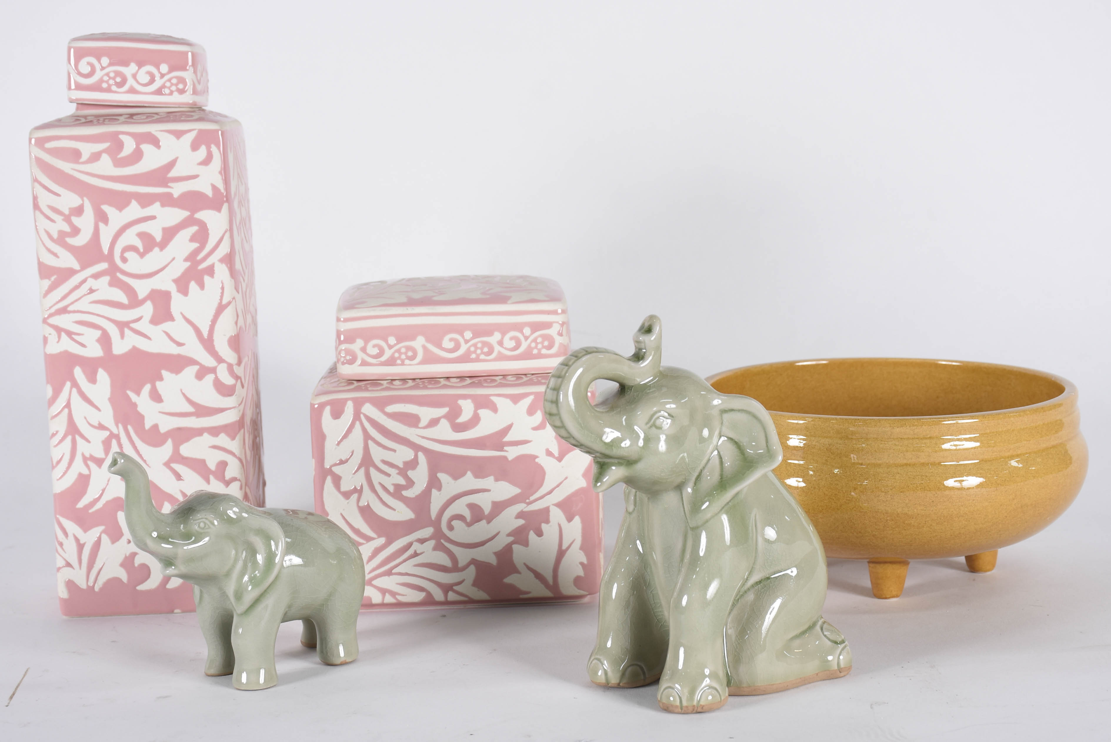 Diversas peças de porcelana sendo, dois elefantes, dois potiches e um... - foto 1 de 4