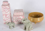 Diversas peças de porcelana sendo, dois elefant... - Diversas peças de porcelana sendo, dois elefantes, dois potiches e um bowl.