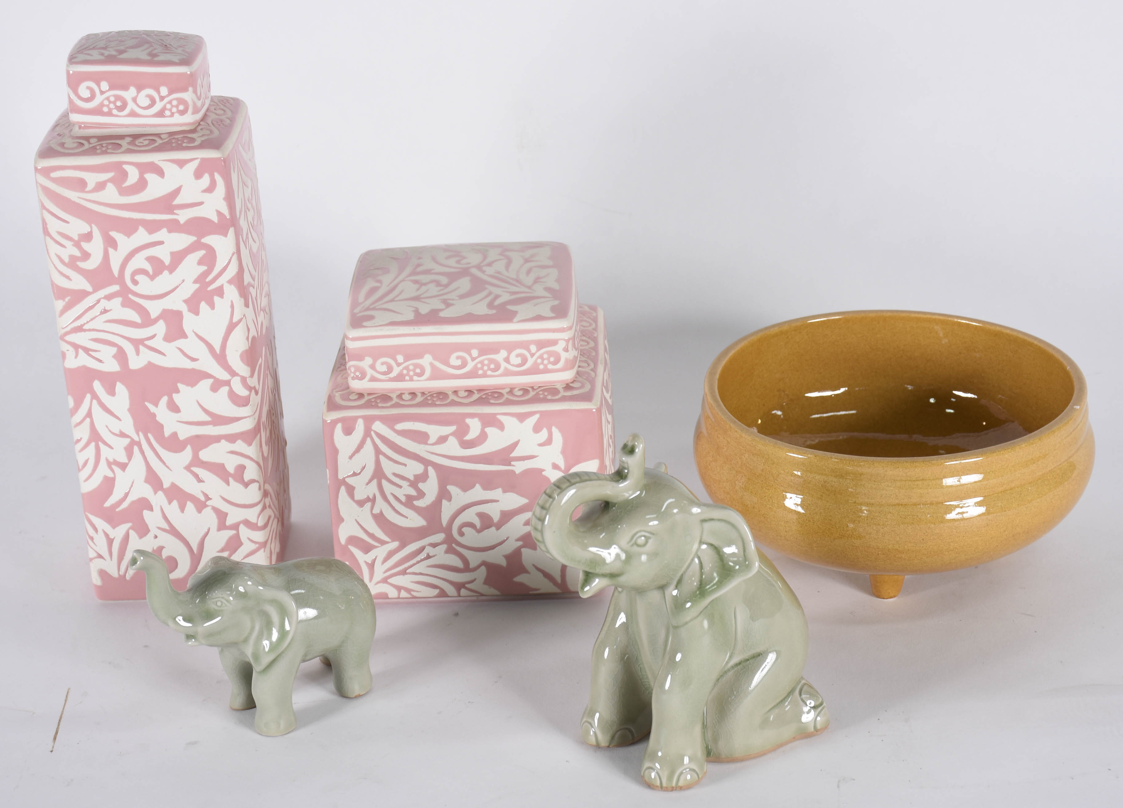 Diversas peças de porcelana sendo, dois elefantes, dois potiches e um... - foto 2 de 4