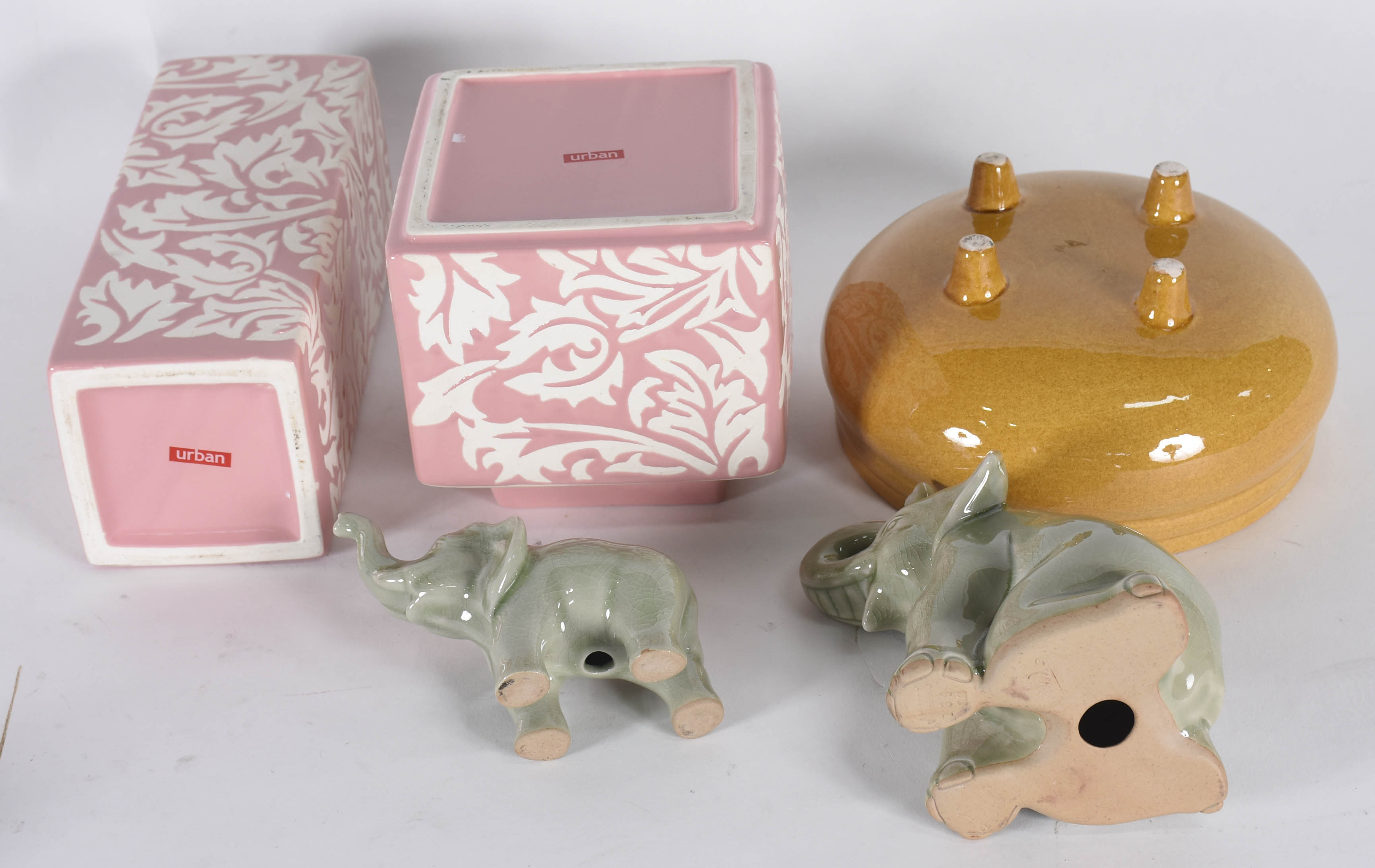 Diversas peças de porcelana sendo, dois elefantes, dois potiches e um... - foto 3 de 4