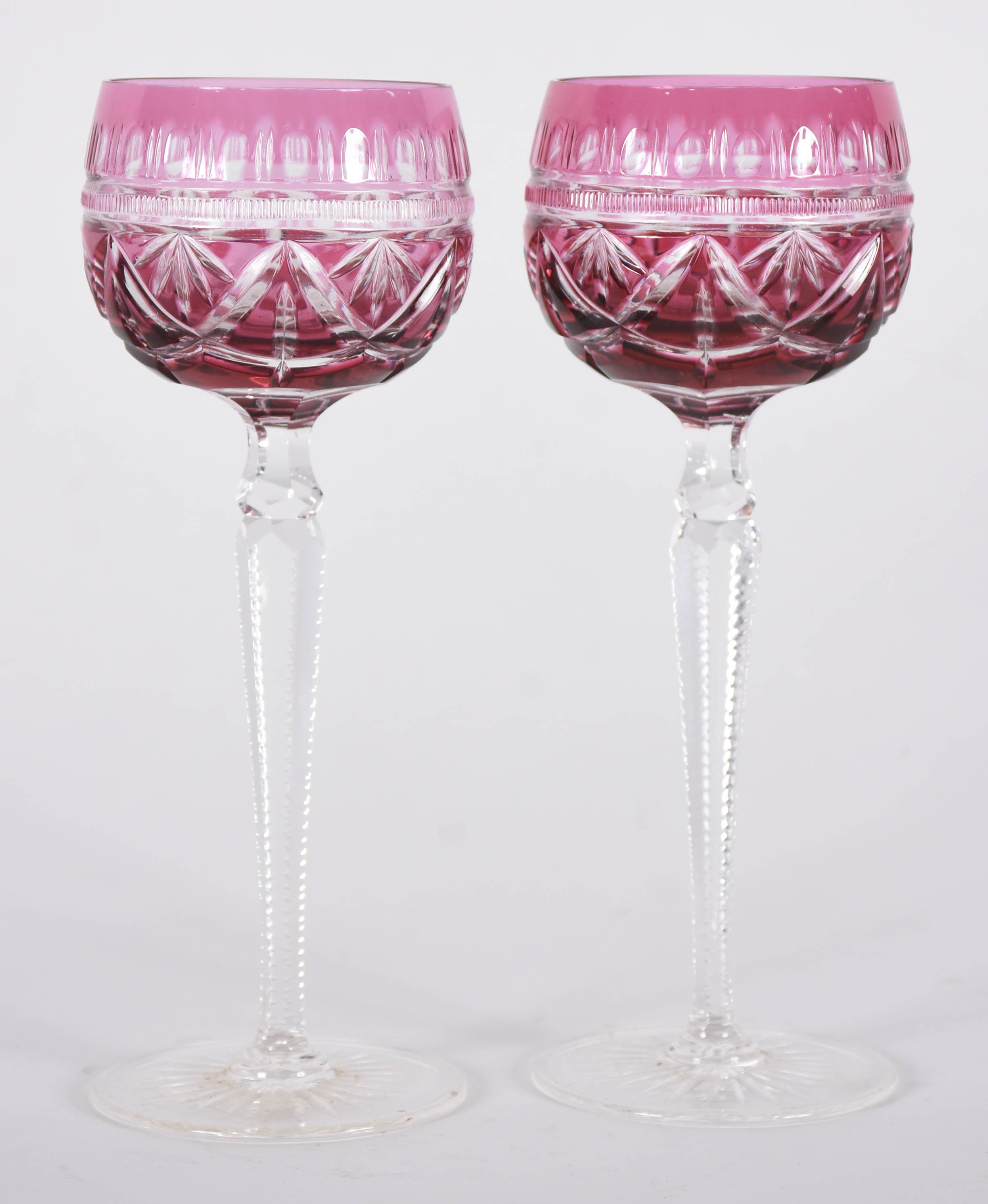 Dois cálices para vinho de cristal doublé rosa lapidado... - foto 1 de 3