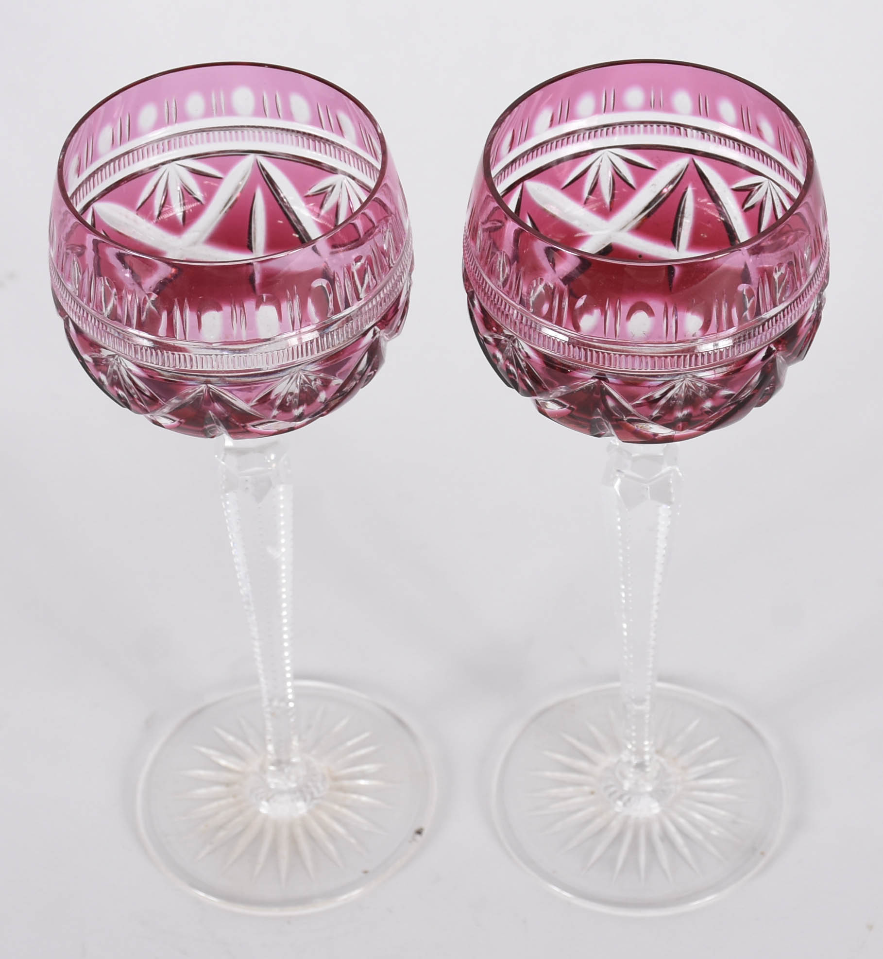 Dois cálices para vinho de cristal doublé rosa lapidado... - foto 2 de 3