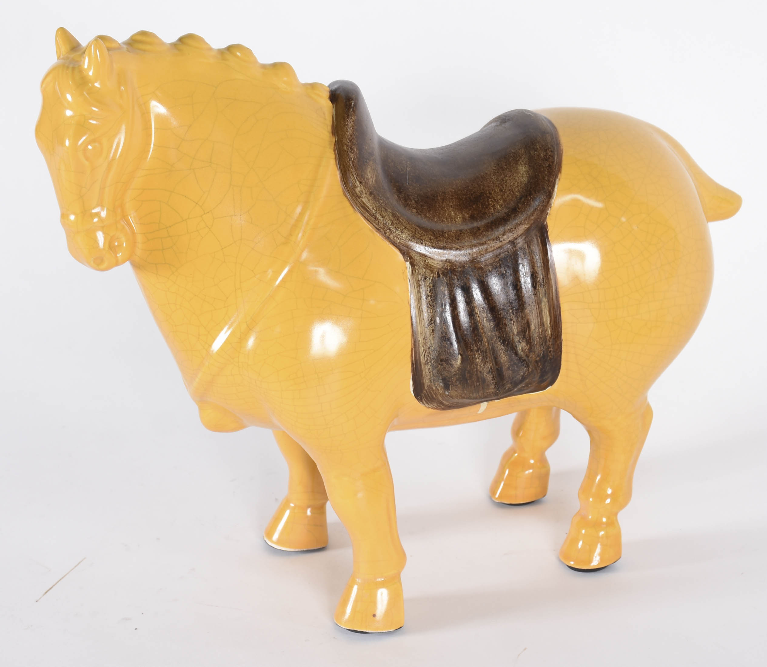 Escultura de porcelana representando cavalo. - foto 2 de 4
