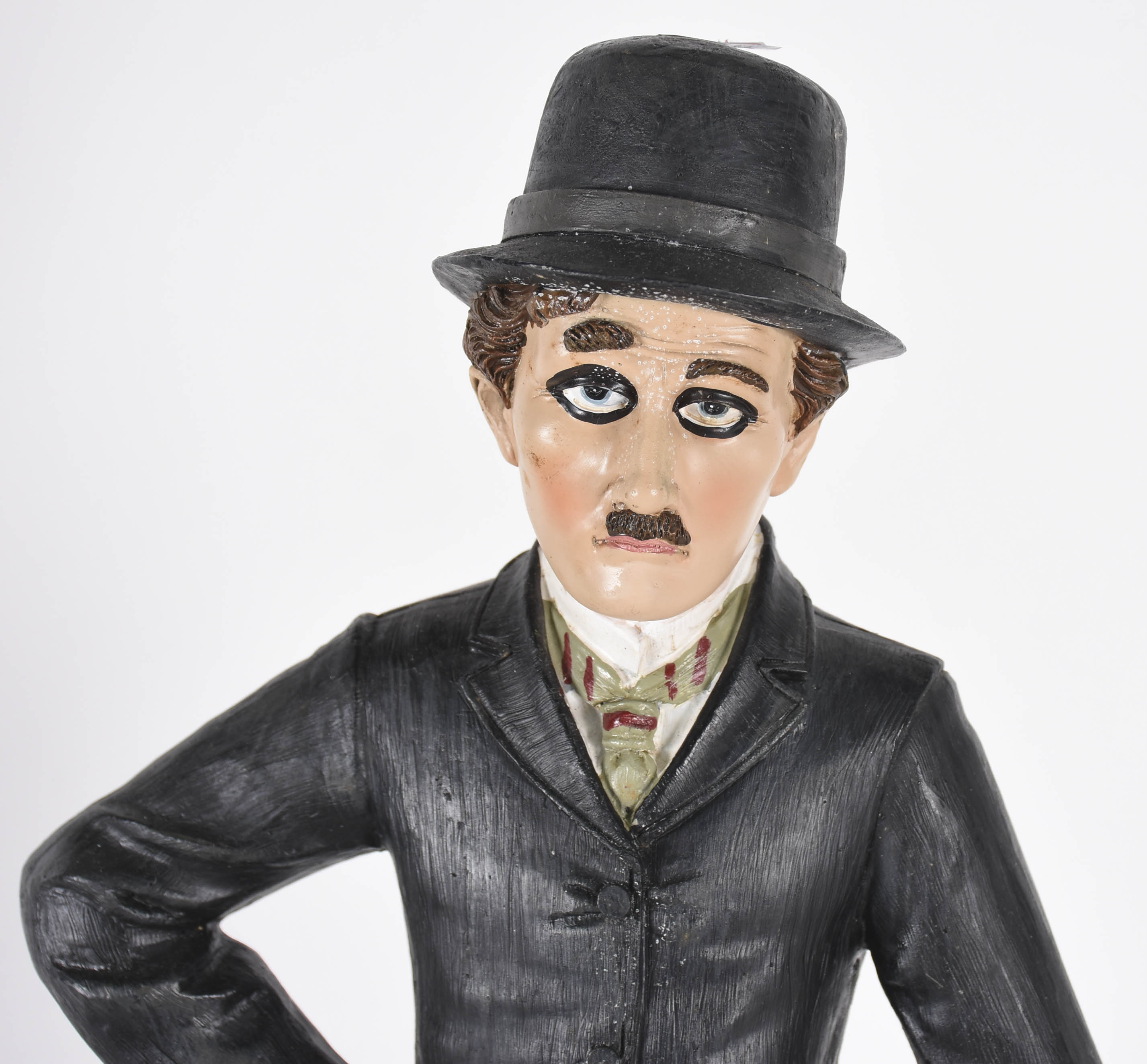 Estatueta de resina representando Charles Chaplin " Carlitos " . - foto 2 de 3