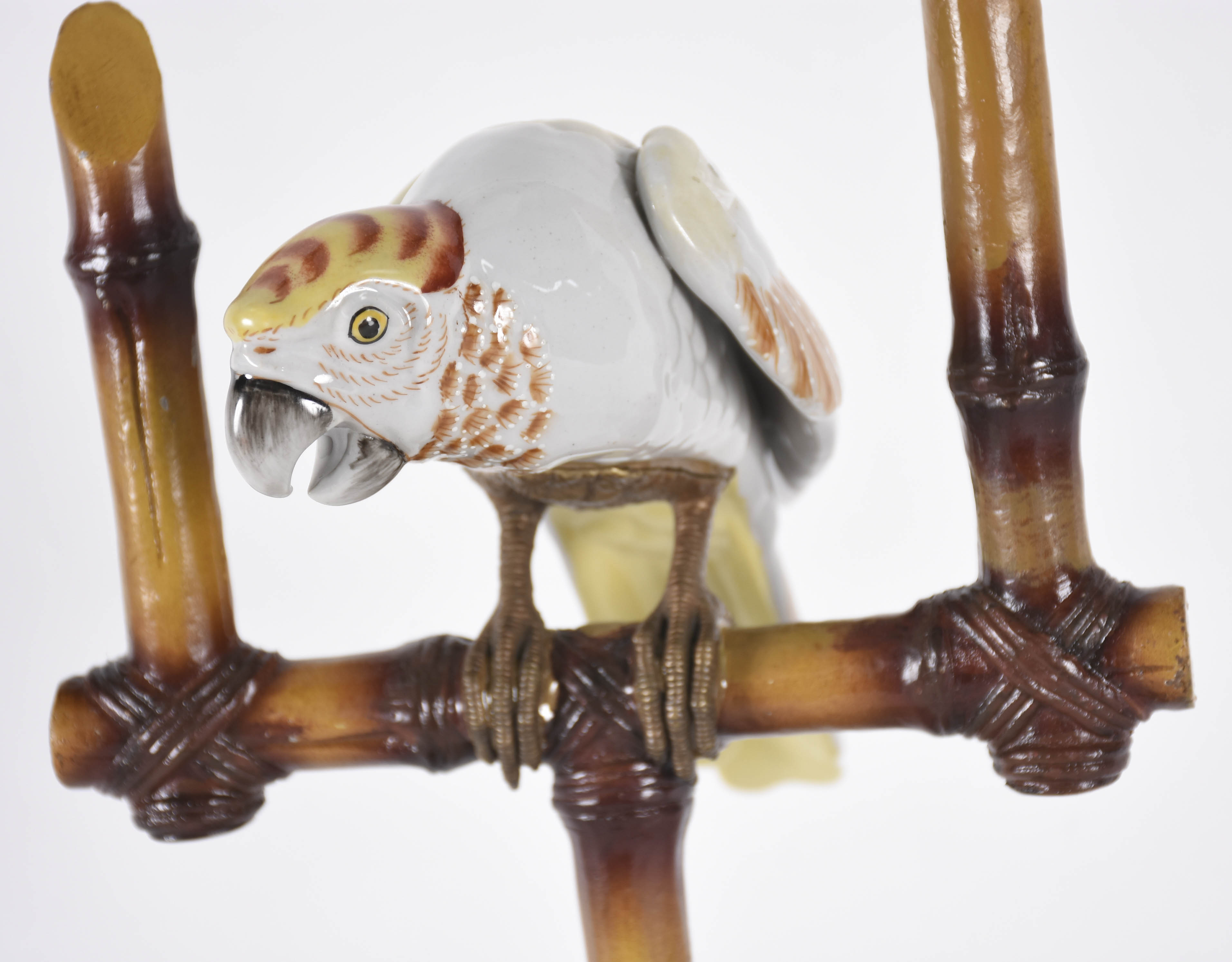 Abatjour de metal simulando madeira com figura de arara em porcelana... - foto 3 de 5