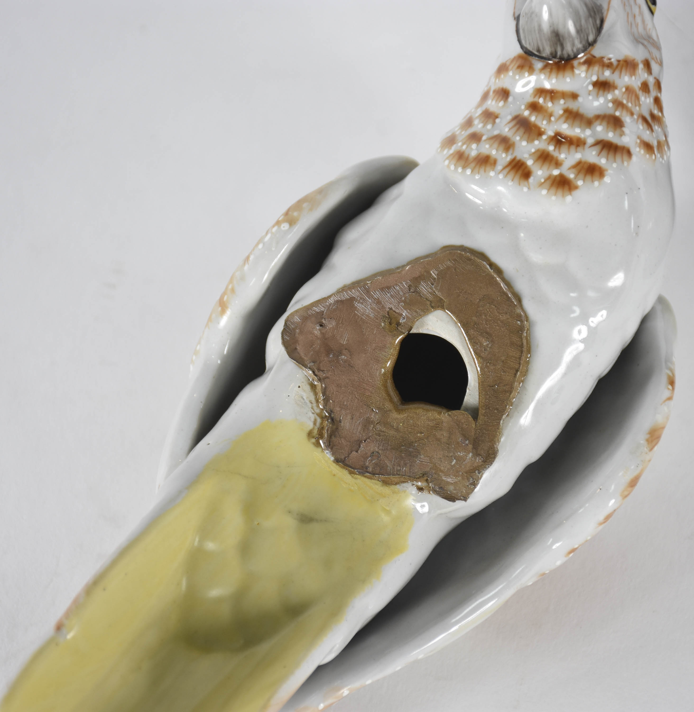 Abatjour de metal simulando madeira com figura de arara em porcelana... - foto 4 de 5