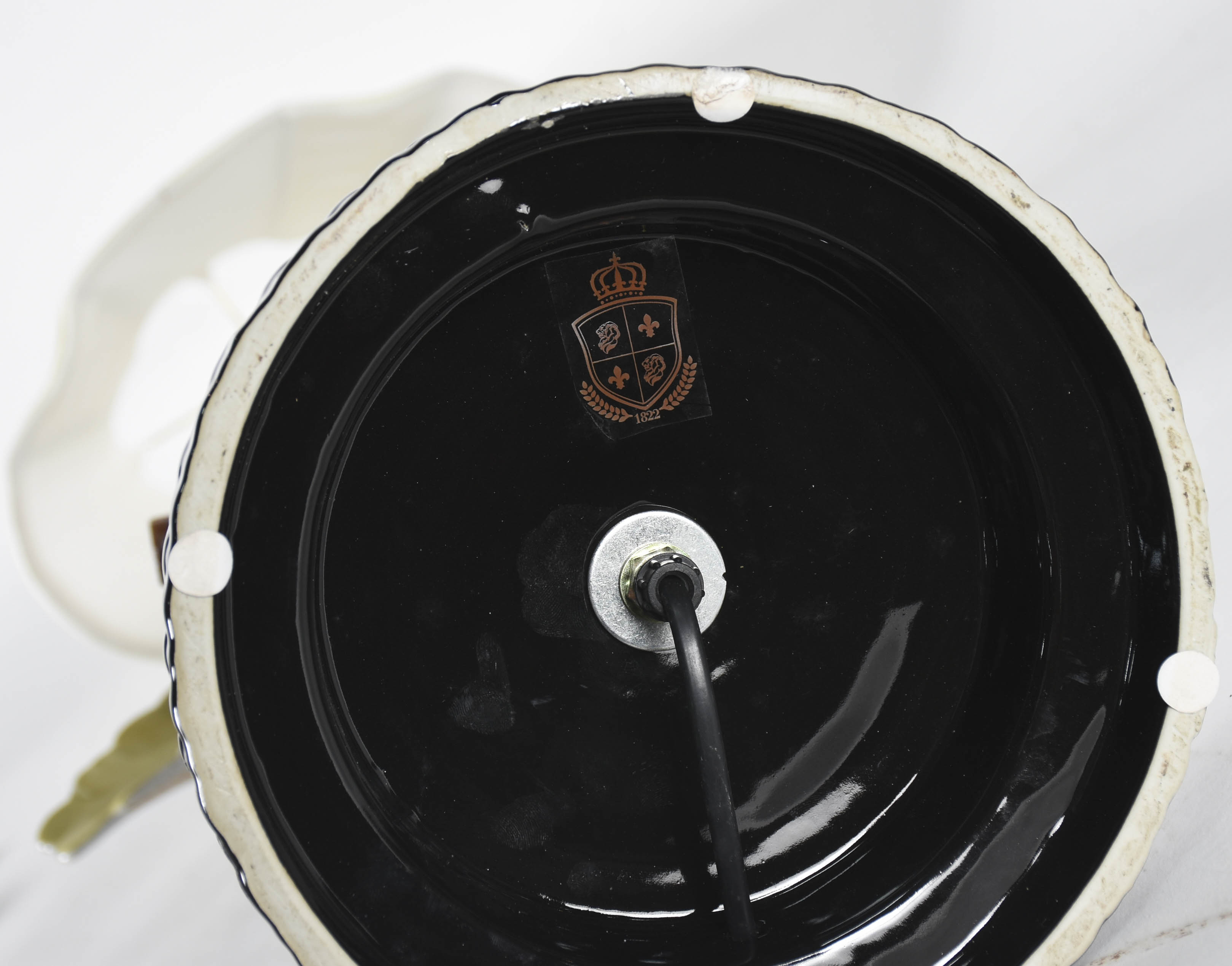 Abatjour de metal simulando madeira com figura de arara em porcelana... - foto 5 de 5