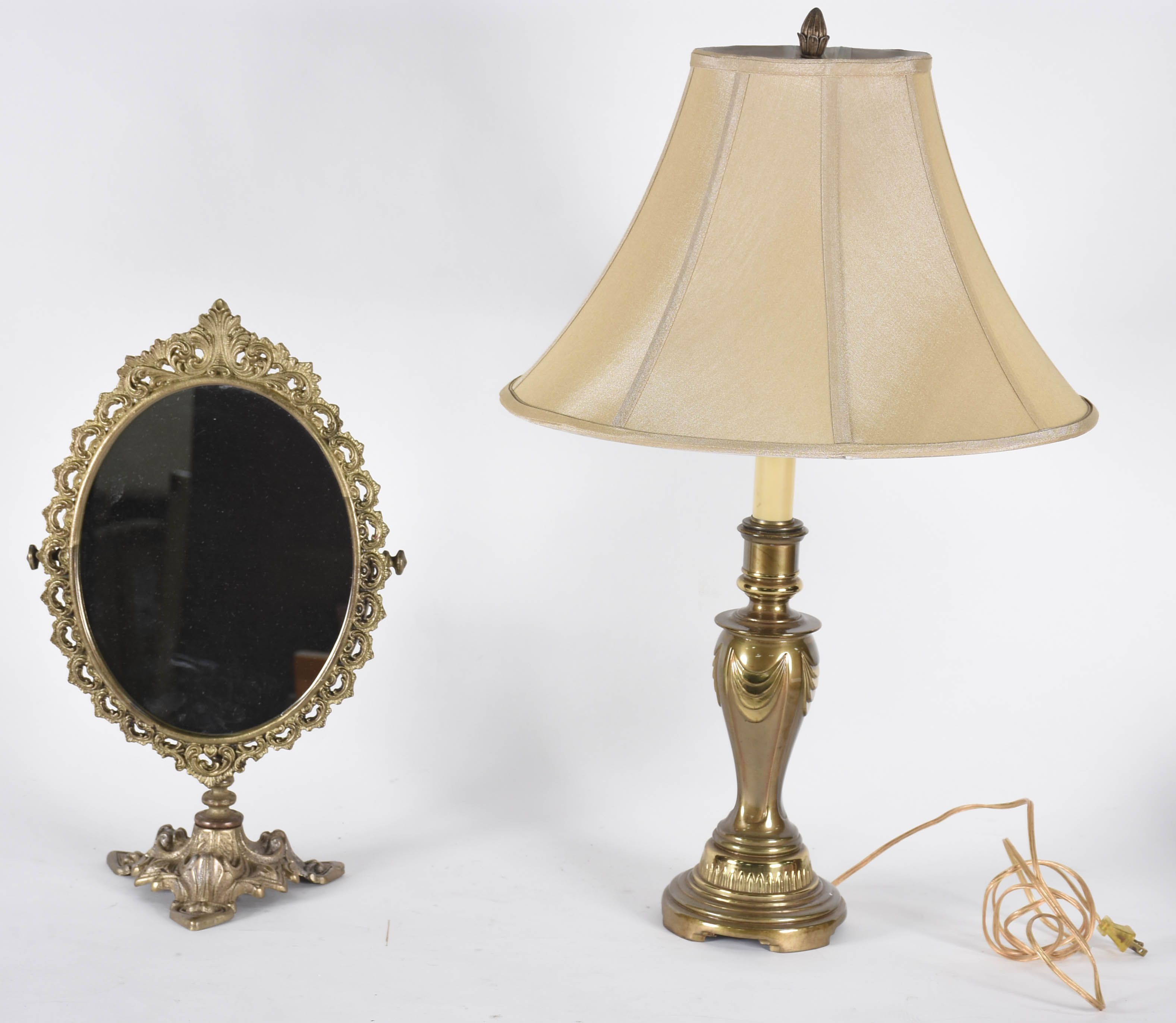 Dua peças de metal dourado sendo: espelho de mesa e abatjour com... - foto 1 de 5