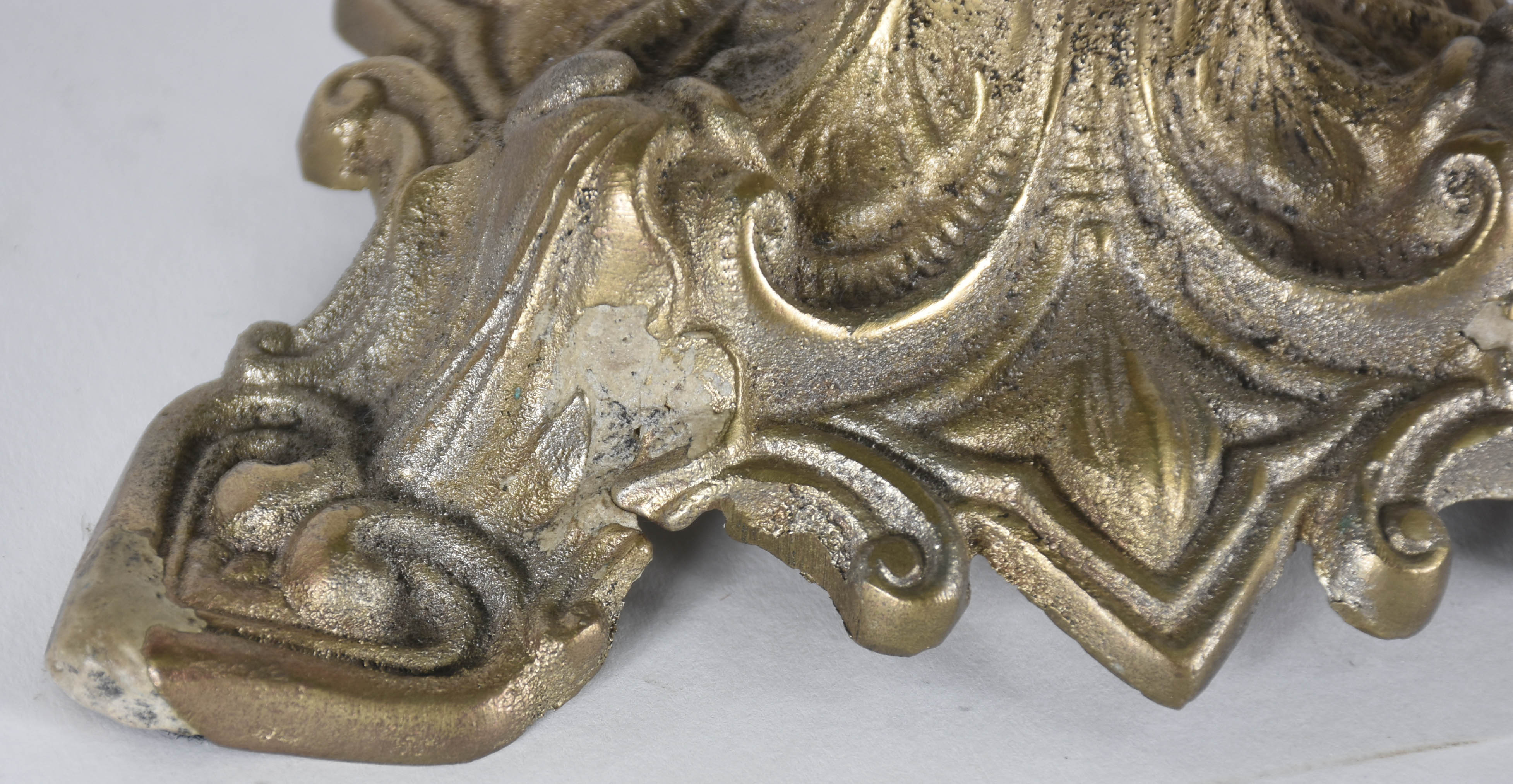Dua peças de metal dourado sendo: espelho de mesa e abatjour com... - foto 5 de 5