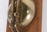 Antiga campainha de bonde de bronze com base de... - Antiga campainha de bonde de bronze com base de madeira.