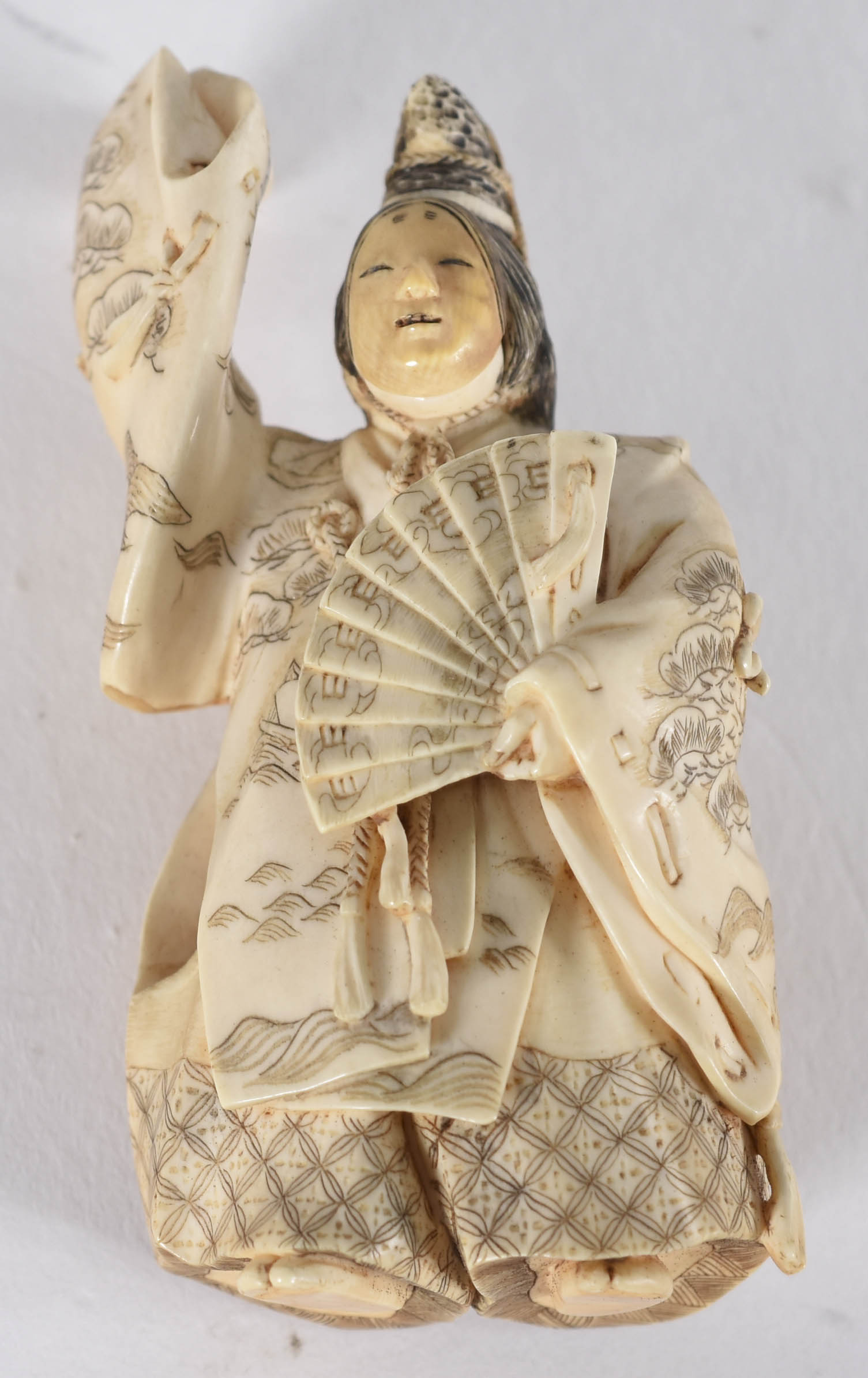 Okimono de marfim representando personagens do Teatro Kabuki com 2... - foto 2 de 7