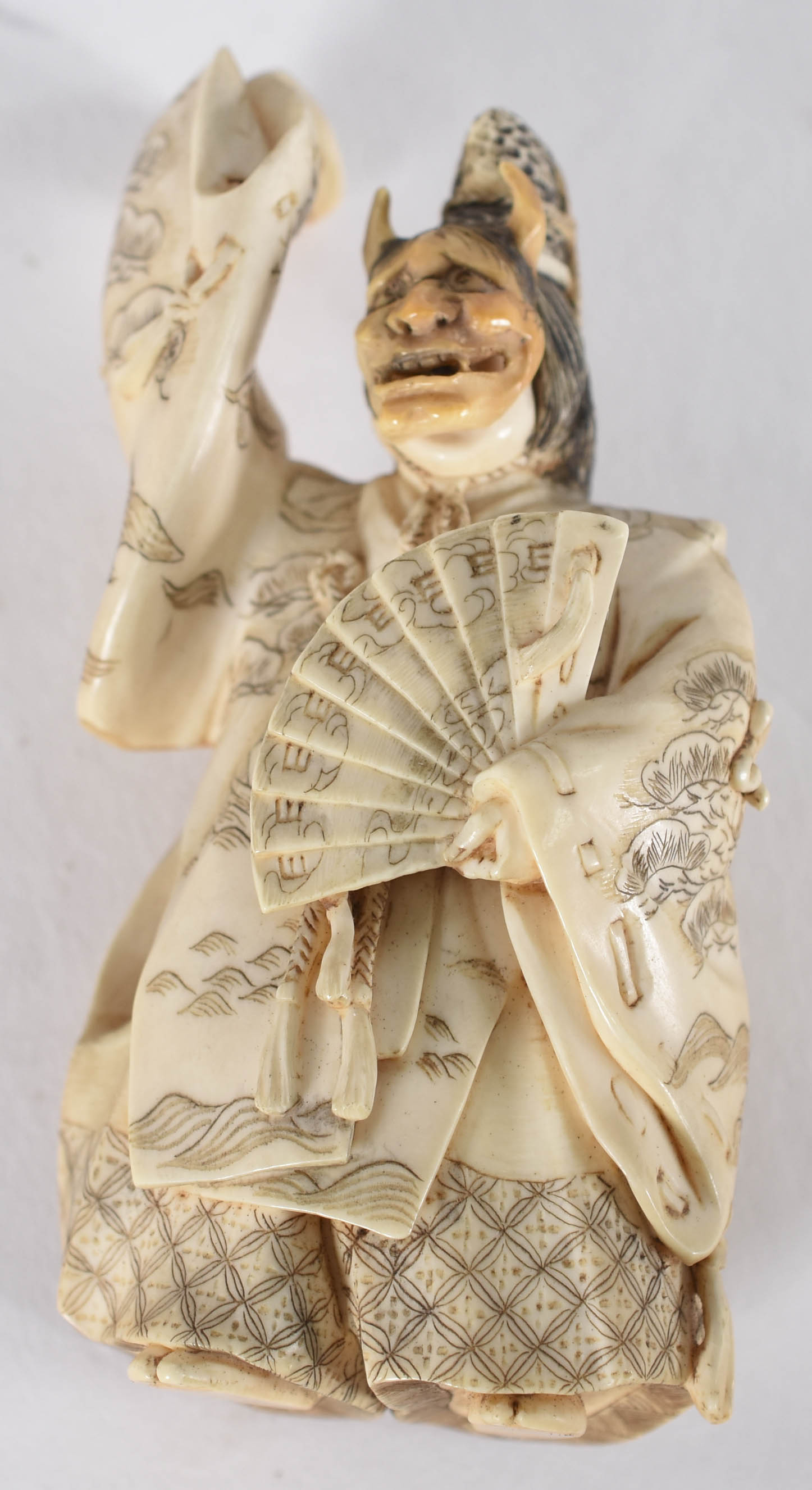 Okimono de marfim representando personagens do Teatro Kabuki com 2... - foto 3 de 7