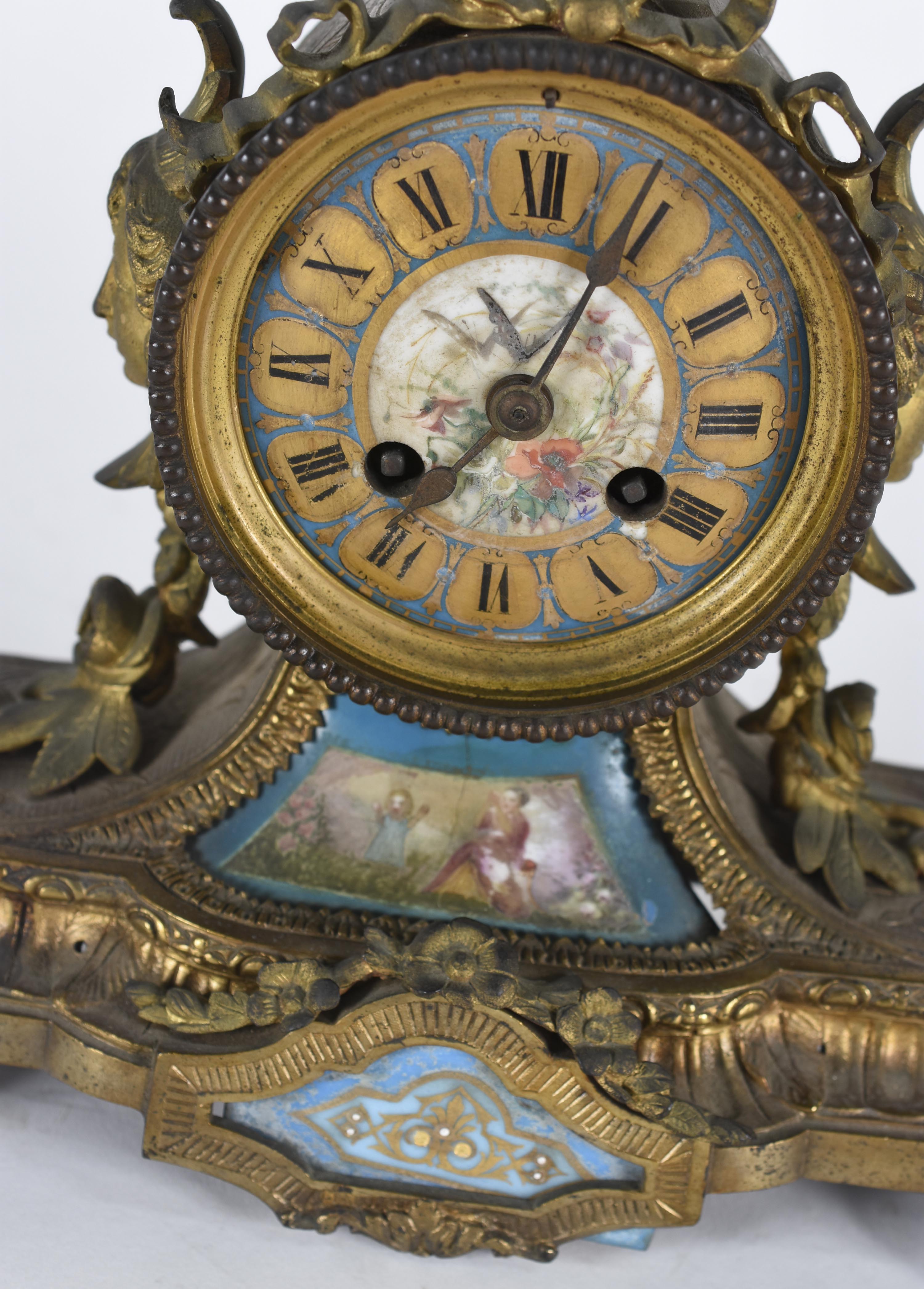 Relógio frances de mesa de bronze e porcelana azul turquesa, laterais... - foto 2 de 5