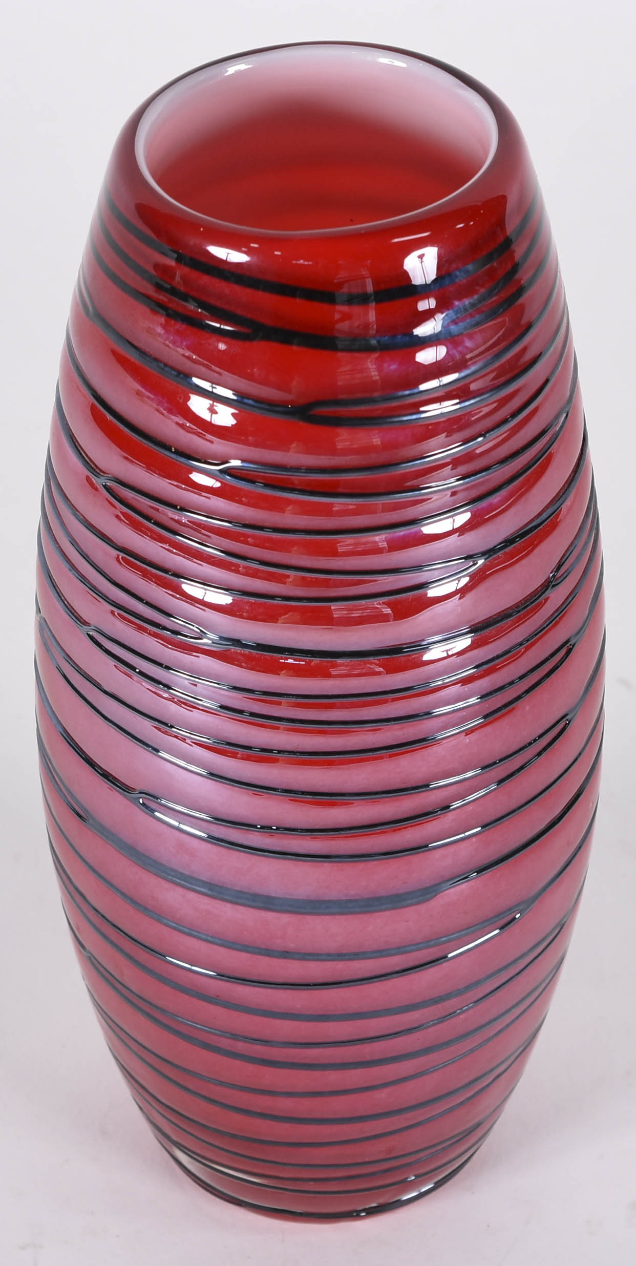 Vaso decorativo de murano vermelho com listras pretas. - foto 2 de 3