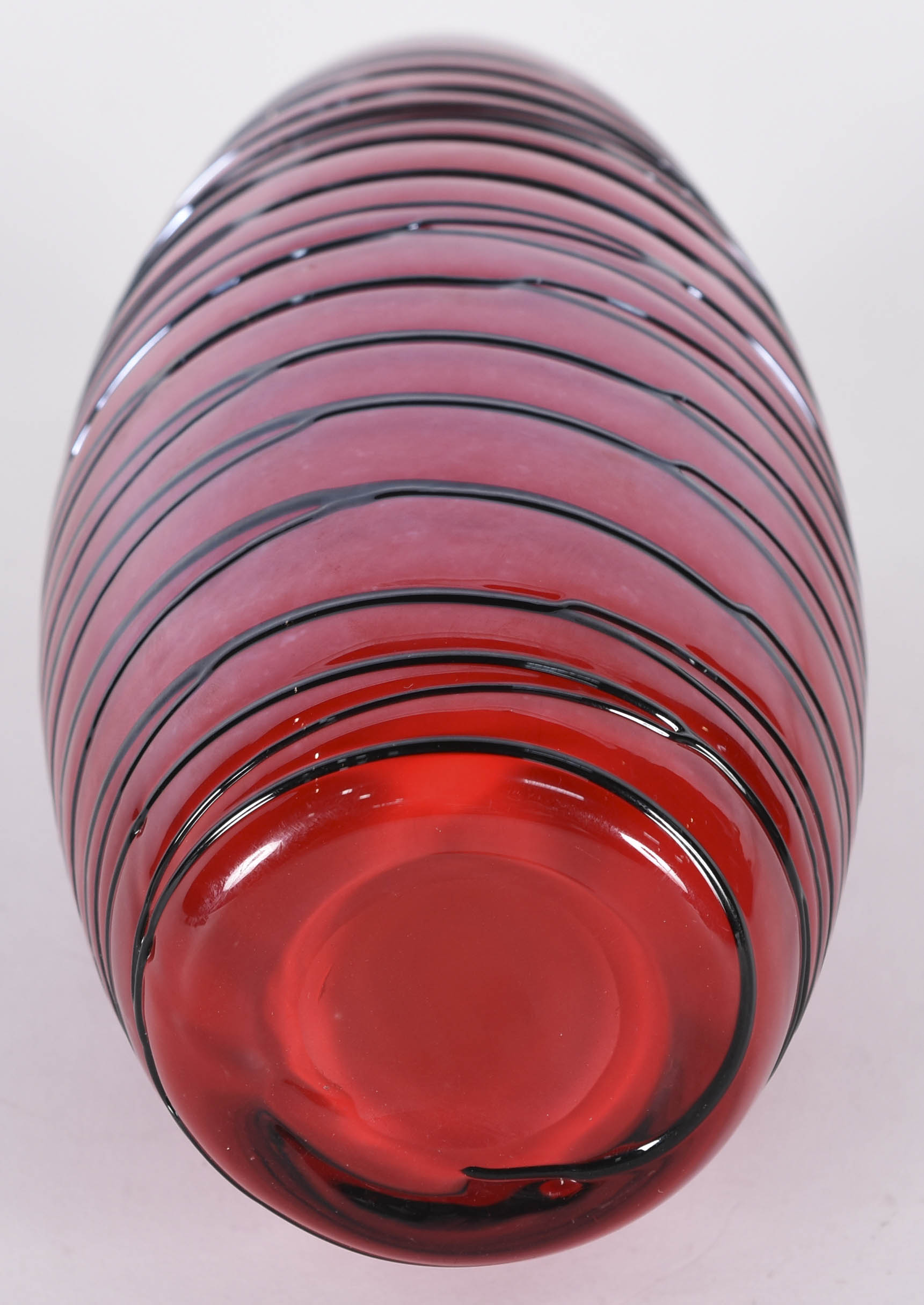 Vaso decorativo de murano vermelho com listras pretas. - foto 3 de 3