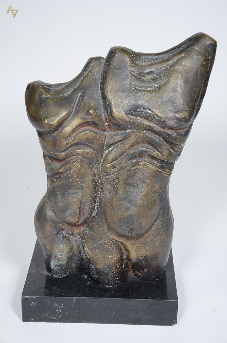Escultura de bronze representando casal, base de mármore. Altura...