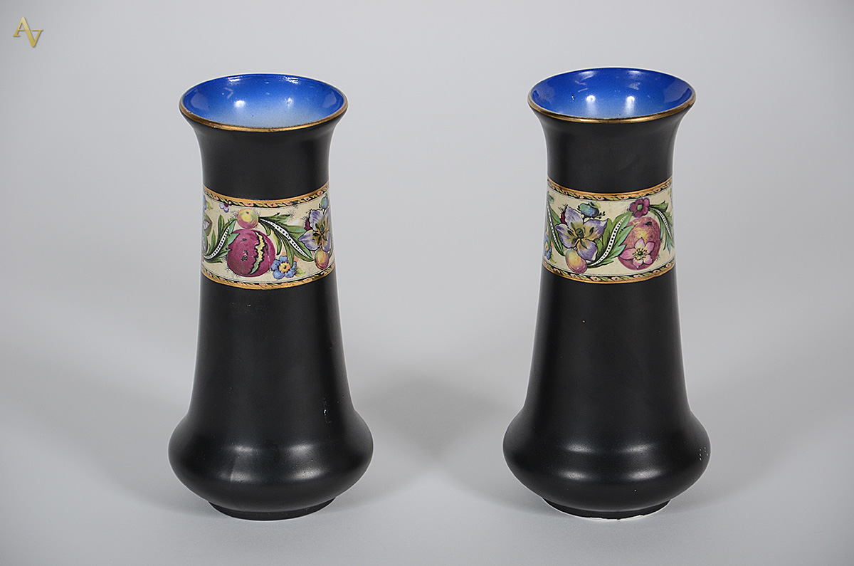 Par de jarros de porcelana inglesa JOHN TAMS, grega com frutos em... - foto 1 de 2