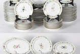 Aparelho de jantar de porcelana Velho Paris com... - Aparelho de jantar de porcelana Velho Paris composto de 27 pratos  rasos, 11 pratos fundos, 16 pratos de sobremesa, 1 molhera com presentoir, 2 ...