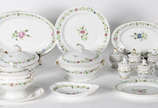 Aparelho de jantar de porcelana Velho Paris com... - Aparelho de jantar de porcelana Velho Paris composto de 27 pratos  rasos, 11 pratos fundos, 16 pratos de sobremesa, 1 molhera com presentoir, 2 ...