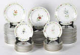 Aparelho de jantar de porcelana Velho Paris com... - Aparelho de jantar de porcelana Velho Paris composto de 27 pratos  rasos, 11 pratos fundos, 16 pratos de sobremesa, 1 molhera com presentoir, 2 ...