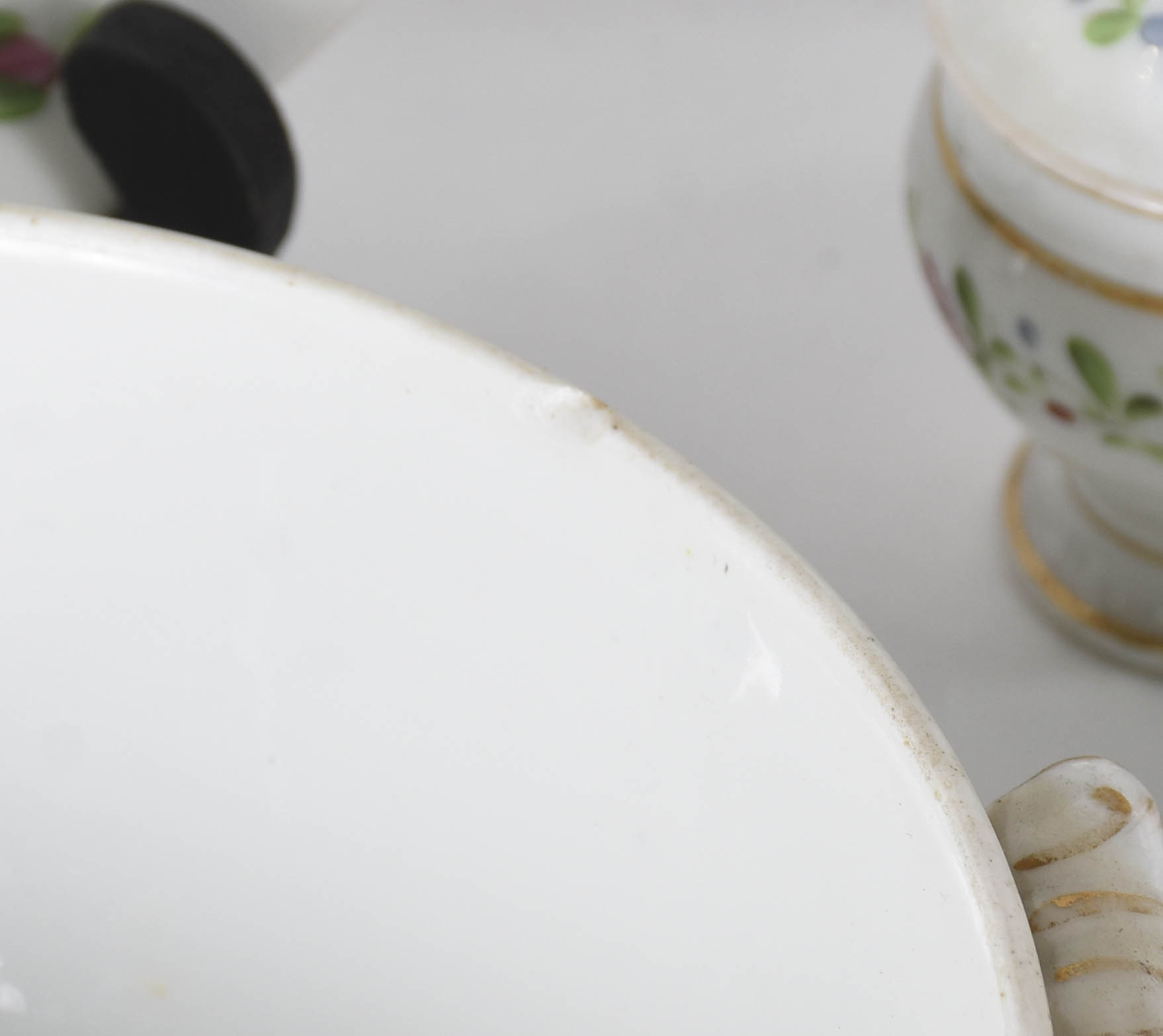 Aparelho de jantar de porcelana Velho Paris composto de 27 pratos... - foto 4 de 9