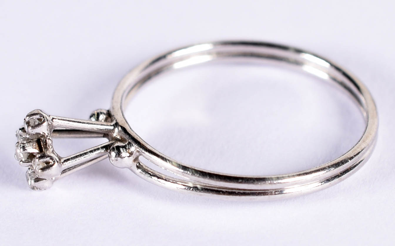 Anel de ouro branco com 5 brilhantes, aro 18 (por motivos de... - foto 2 de 3