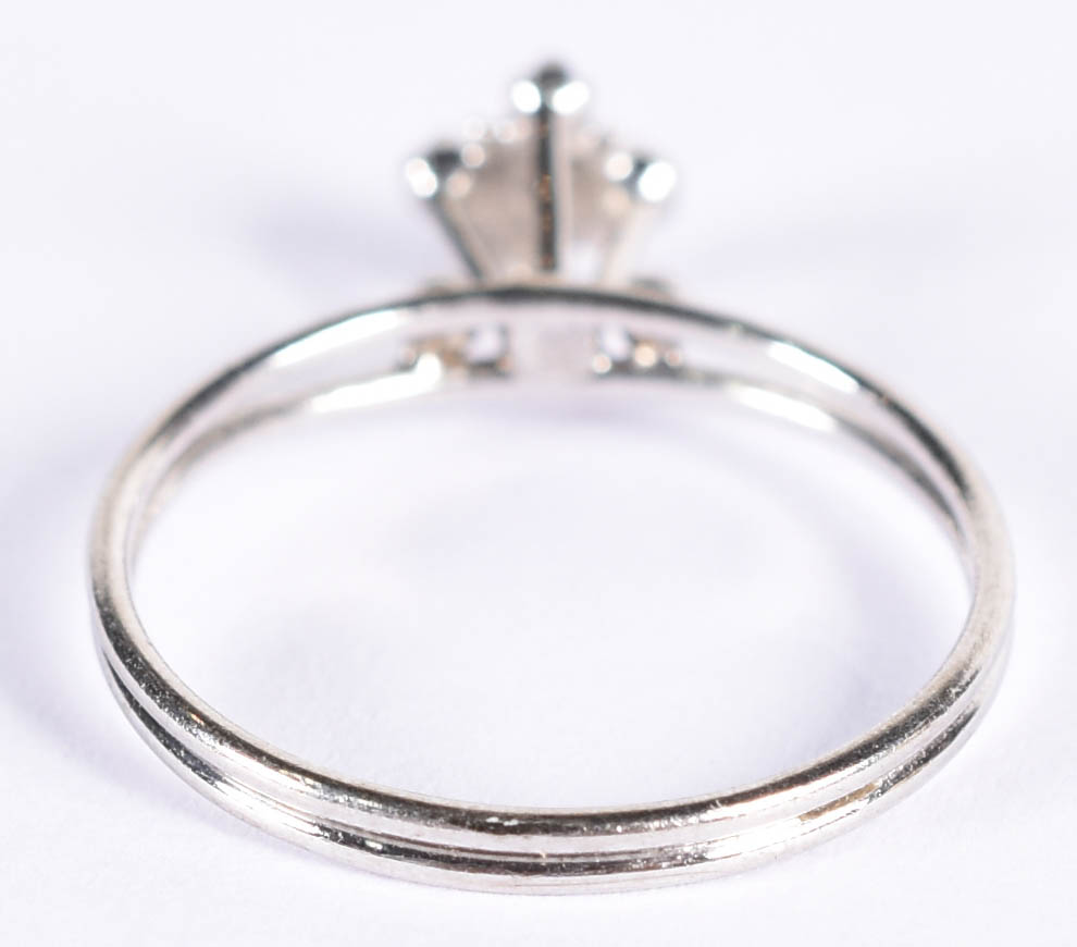 Anel de ouro branco com 5 brilhantes, aro 18 (por motivos de... - foto 3 de 3