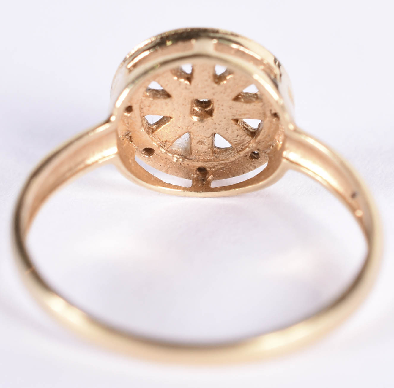Anel de ouro amarelo 18 k no feitio de pizza com brilhantes, aro 16... - foto 4 de 5