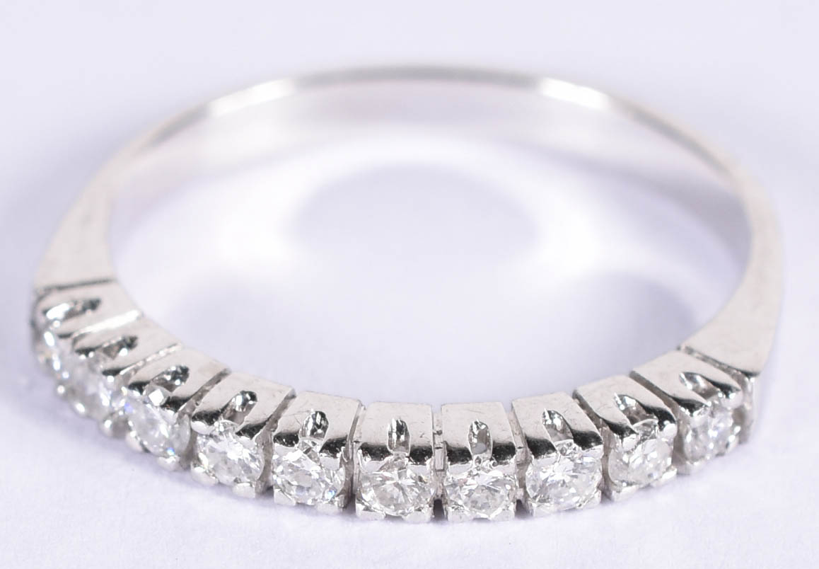 Anel de ouro branco com 10 brilhantes de 0,04 cada, total 0,40 ct... - foto 1 de 3